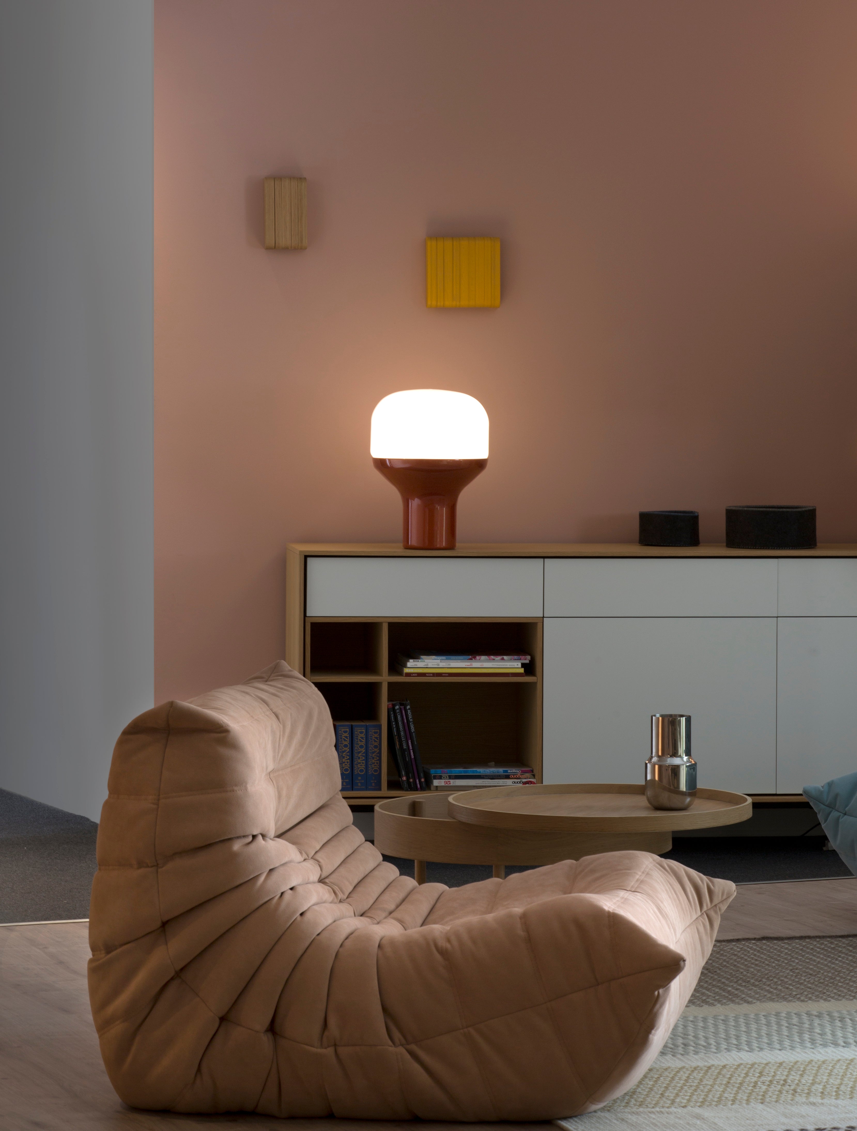Stolná lampa DELUX s opálovým sklom a čiernym podstavcom