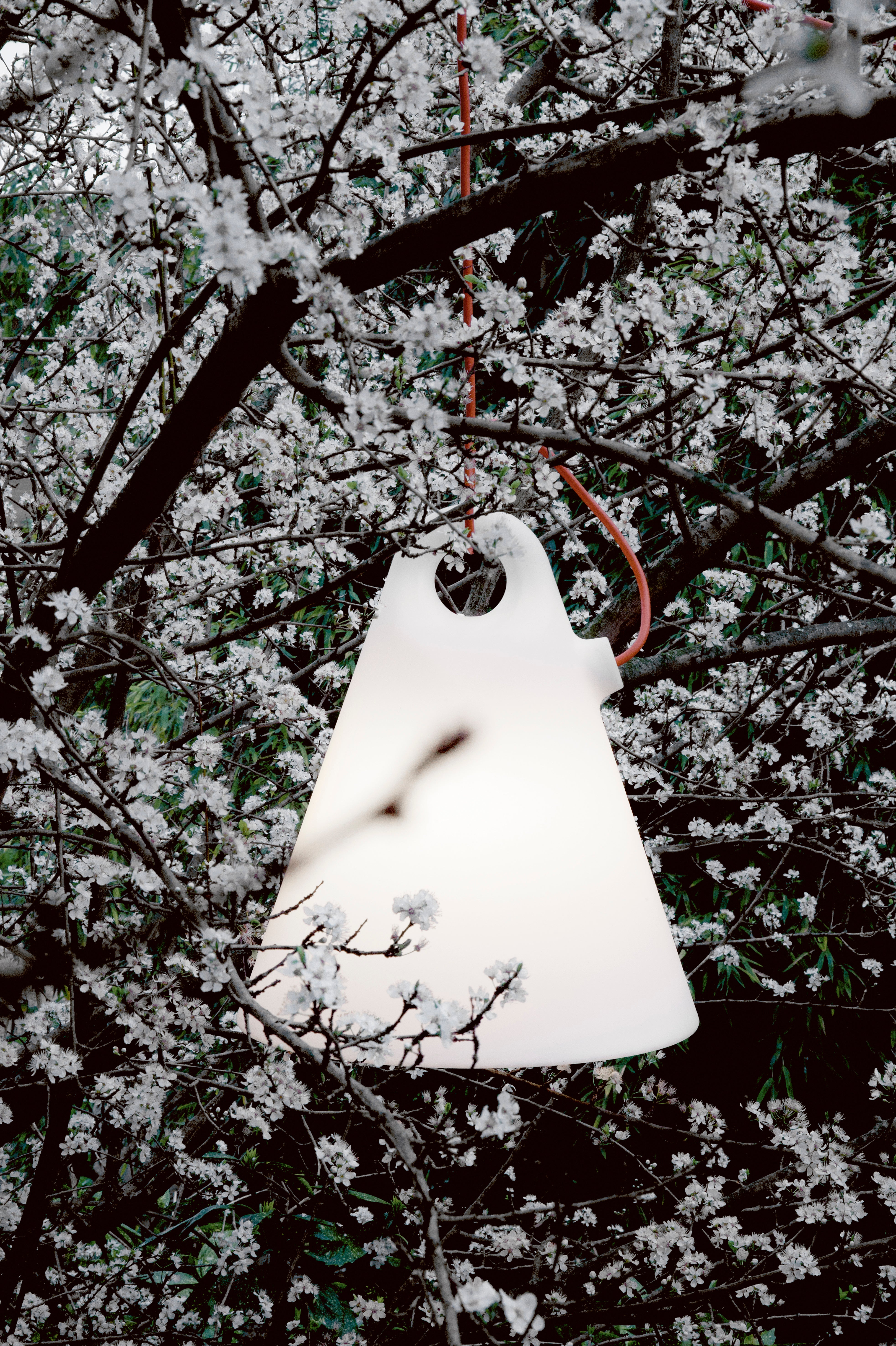 Závesná vonkajšia lampa TRILLY biela