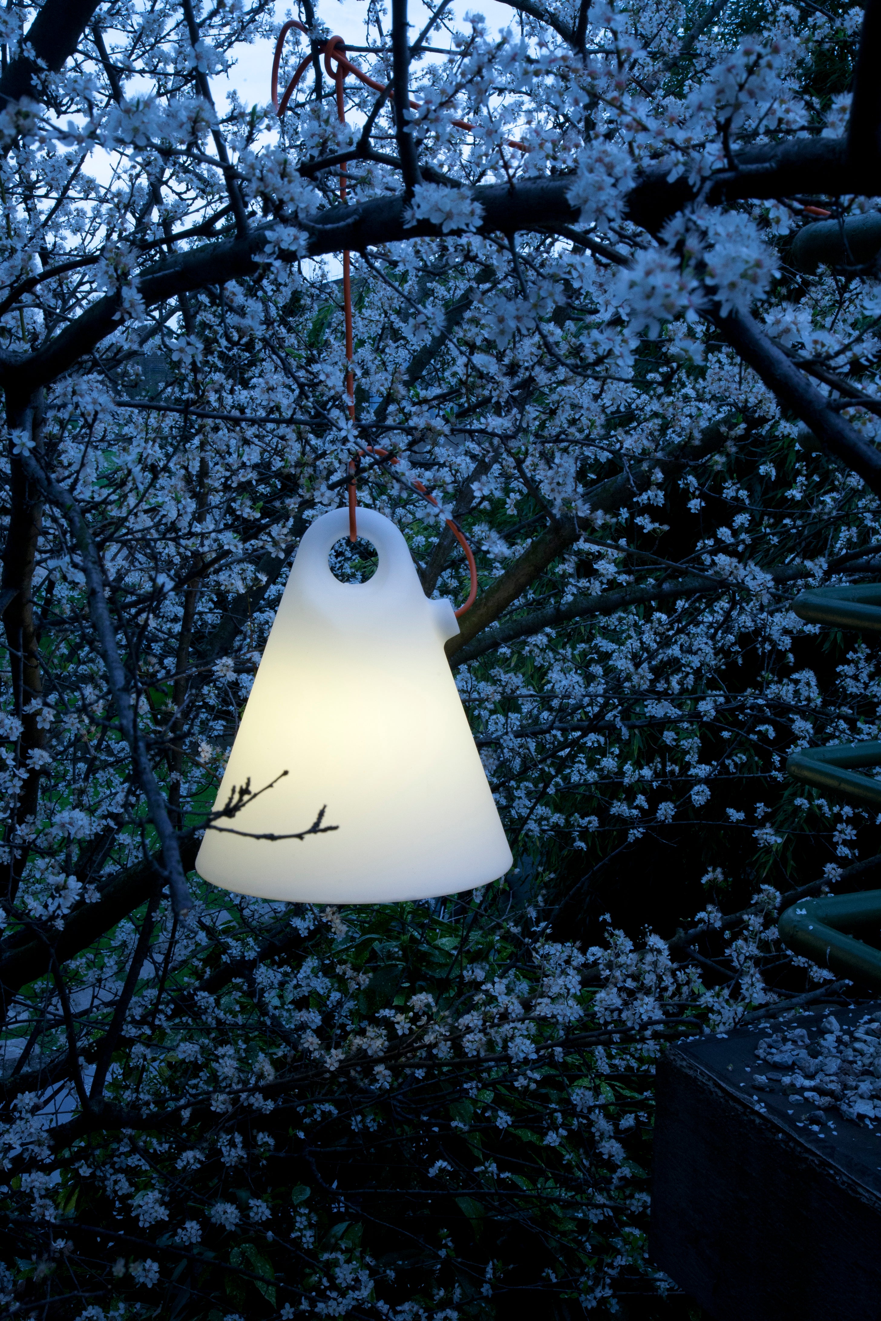 Závesná vonkajšia lampa TRILLY biela