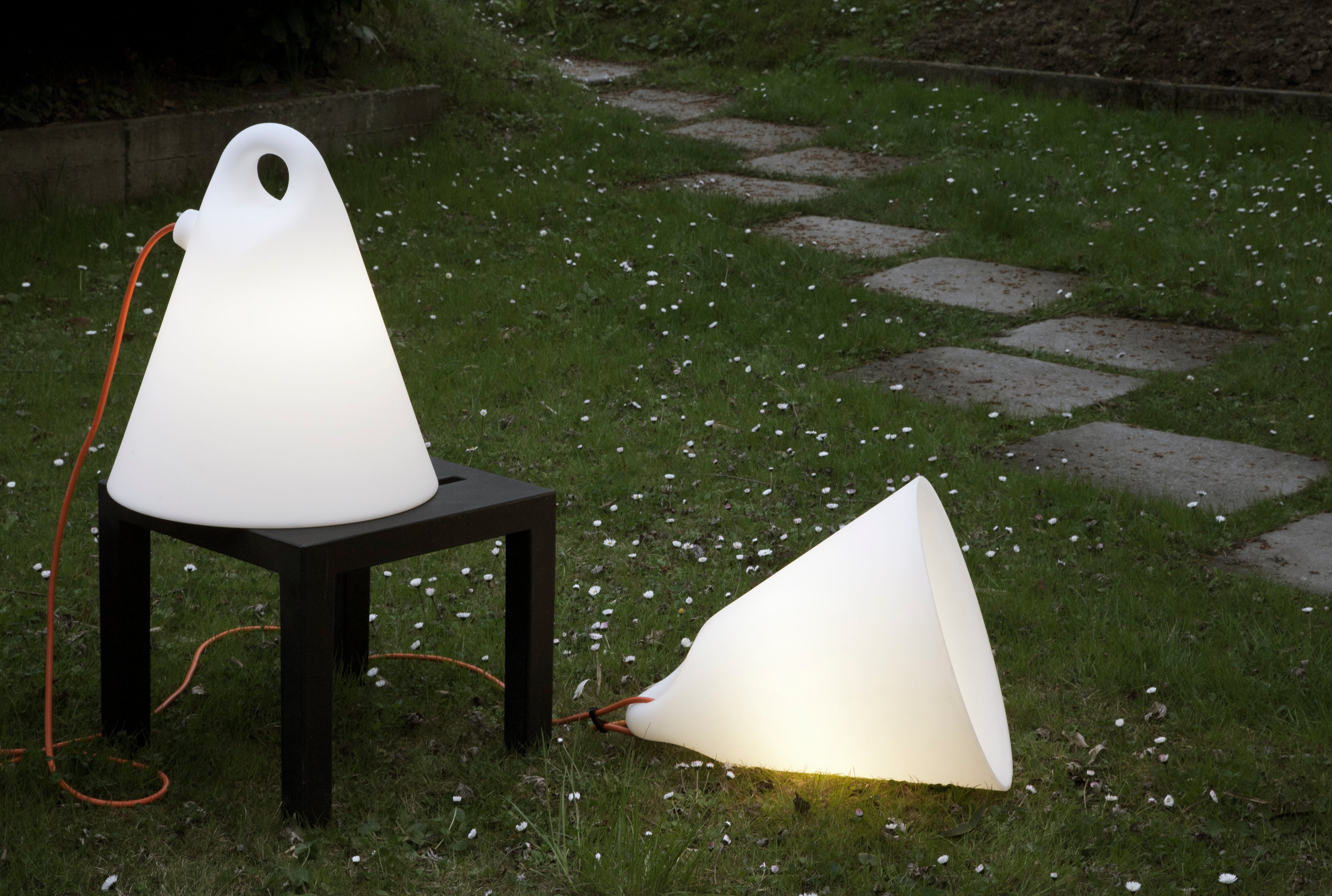 Závesná vonkajšia lampa TRILLY biela