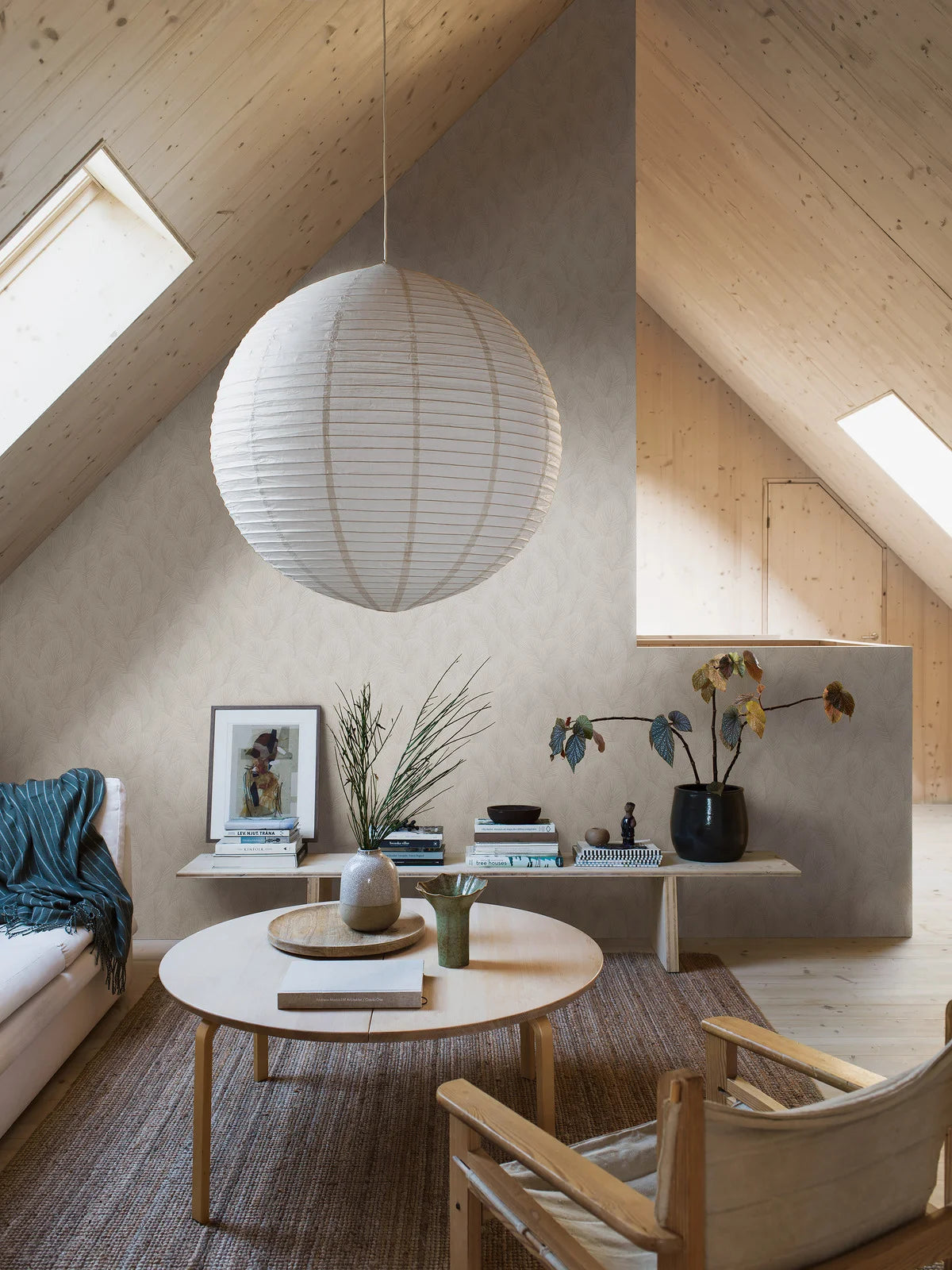 Tapeta s rastlinným motívom v bielej farbe s borovicami PINE TREE