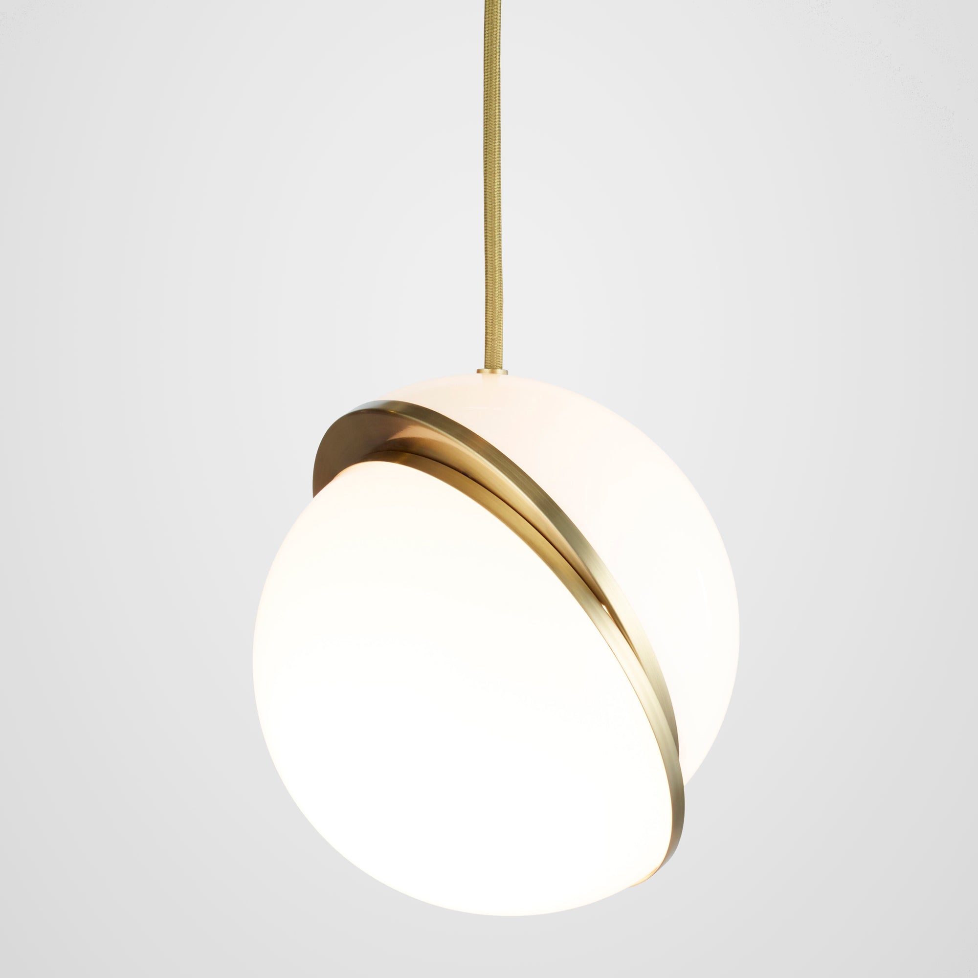 Lampa visiacá CRESCENT s opálovým tienidlom a mosadzou