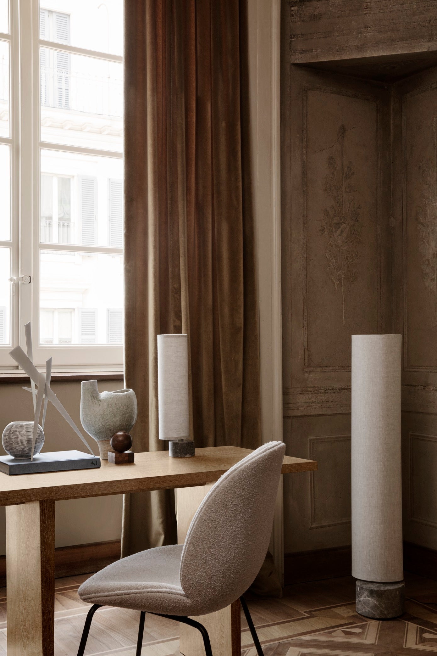 Stojaca lampa nastaviteľná UNBOUND šedý mramor