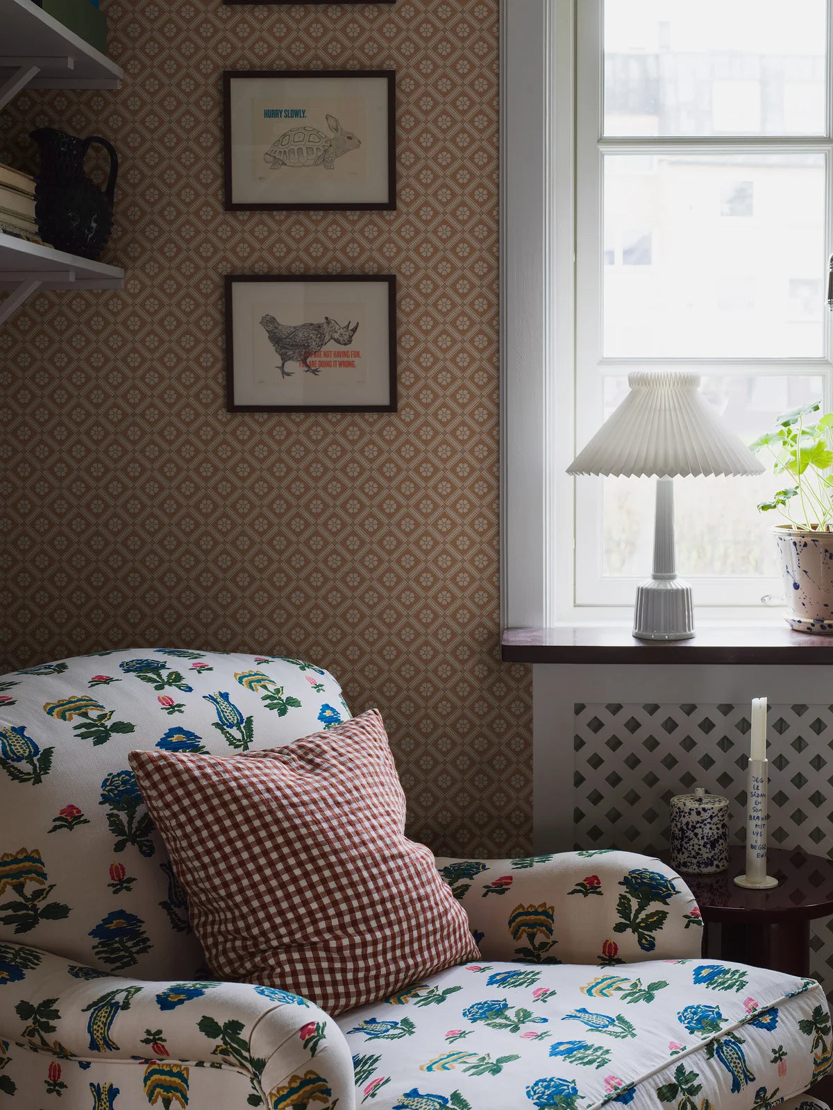 Tapeta s geometrickým vzorom LOVE terakota