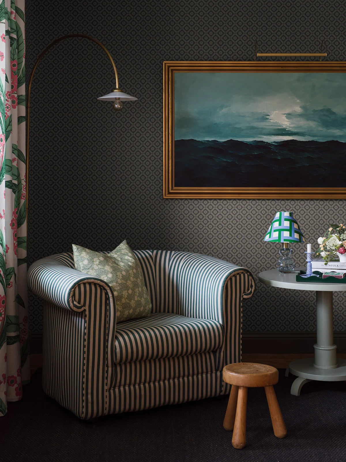 Tapeta s geometrickým vzorom LOVE hnedá