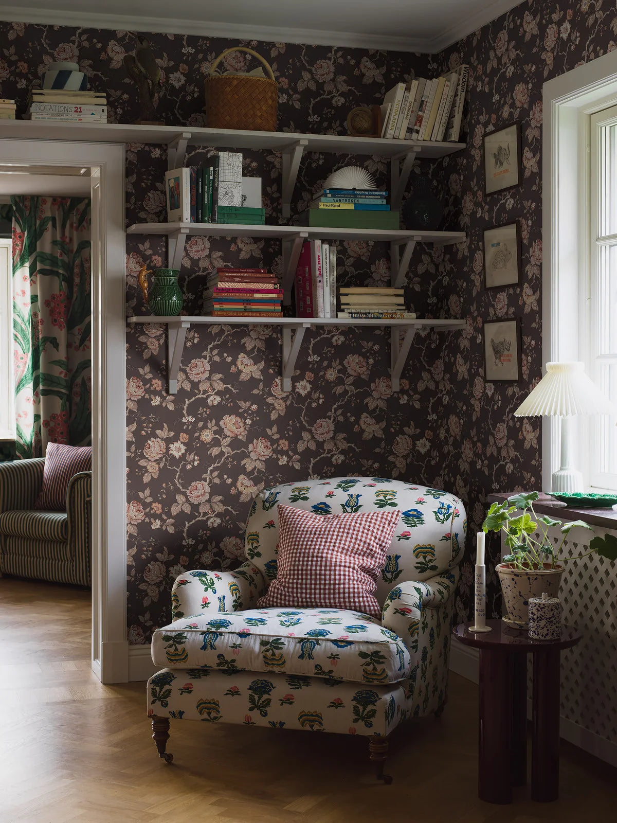 Tapeta s rastlinným motívom ROSENTRAD hnedá