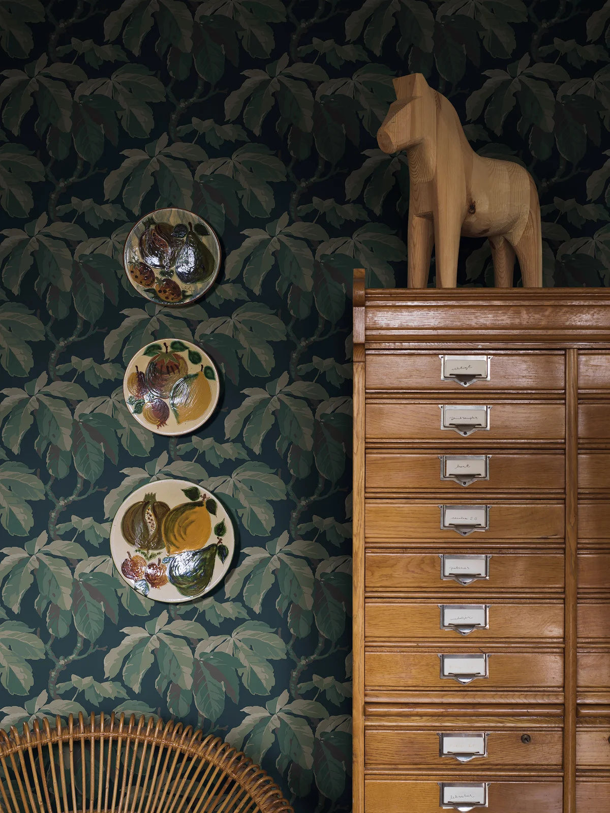 Dark Green Leaf Pattern Wallpaper KASTANJI