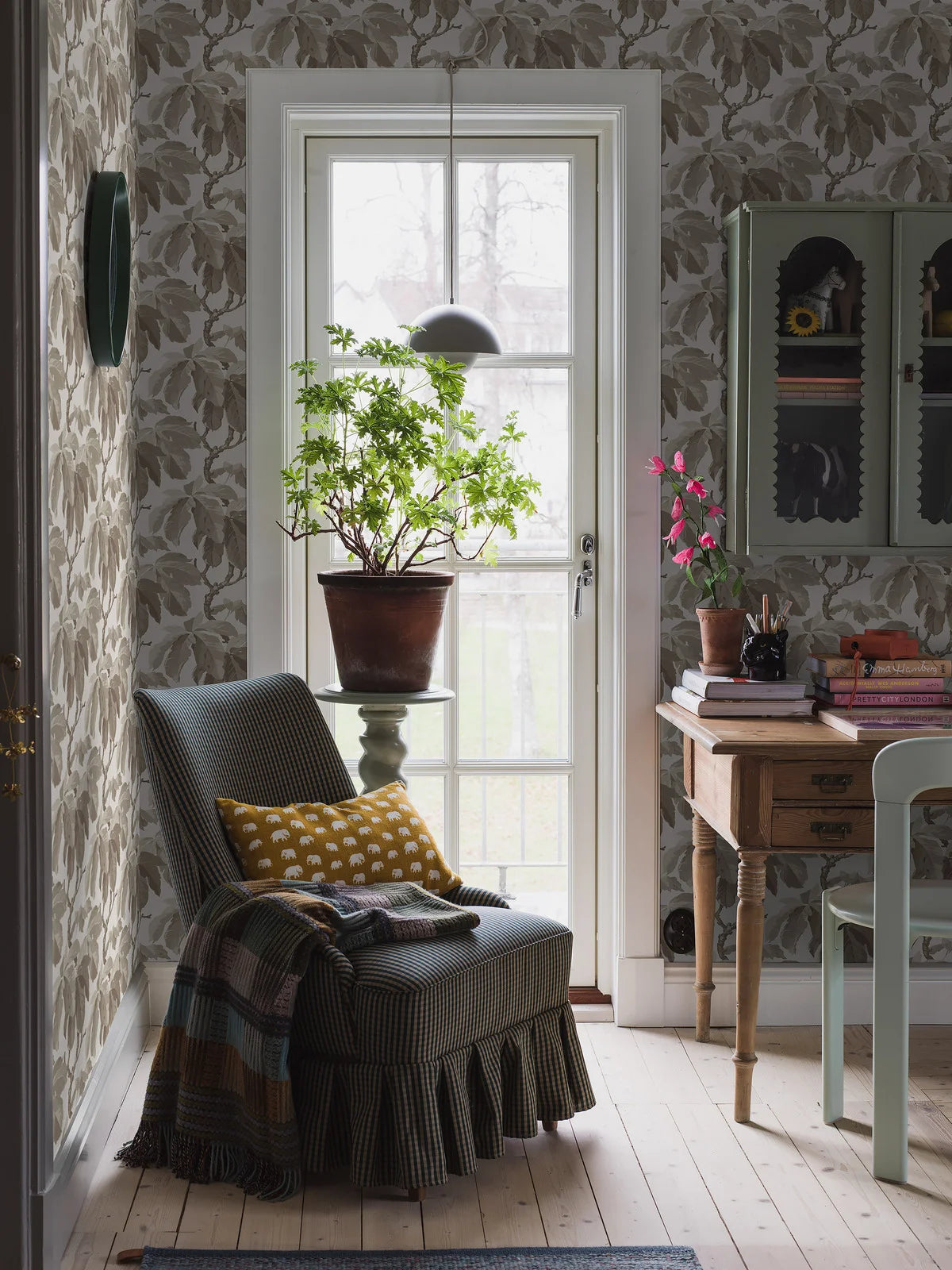 Tapeta s rastlinným motívom listov KASTANJI biela s hnedou