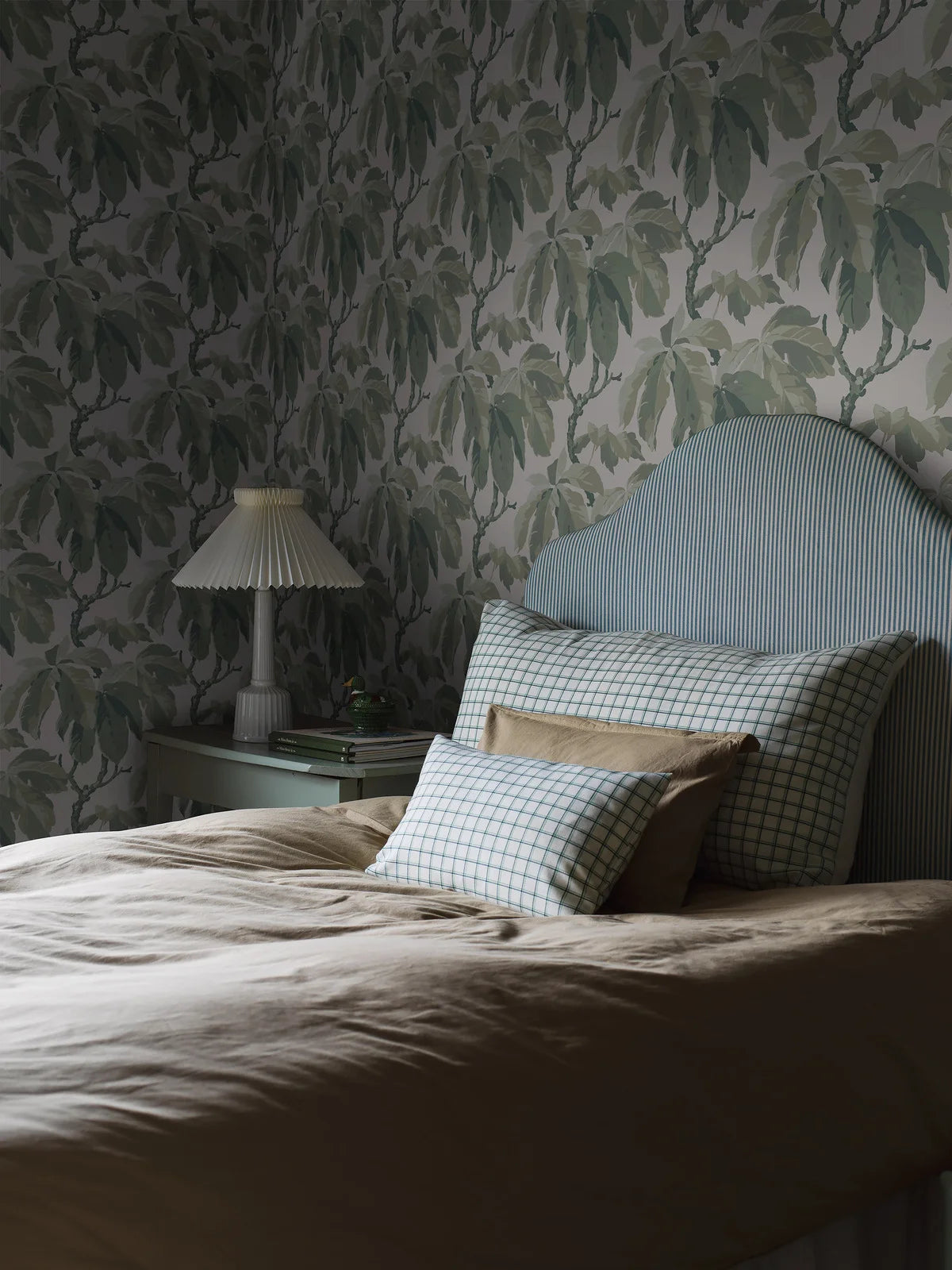 Cream wallpaper with a leafy plant motif KASTANJI in green