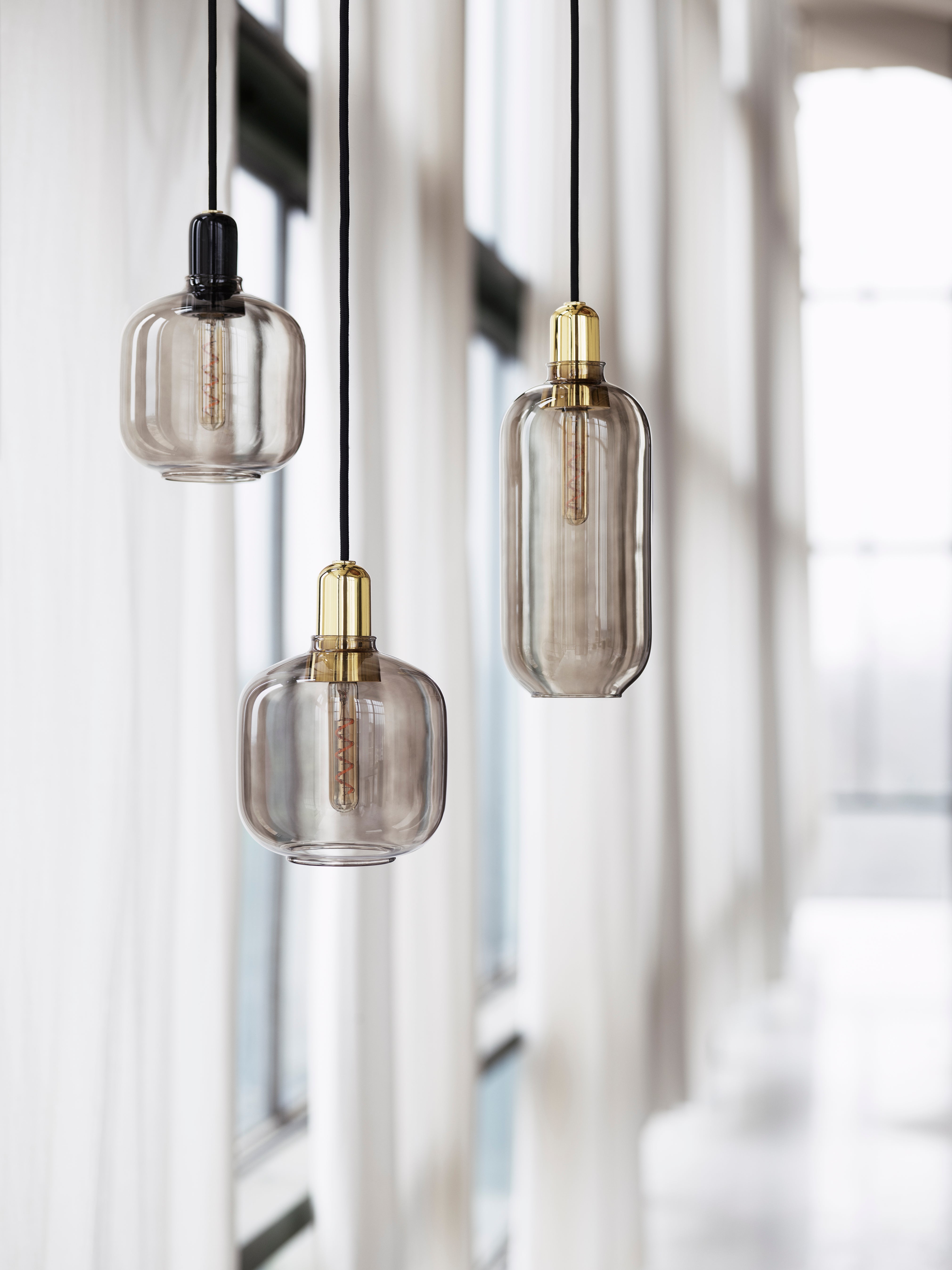 Závesná lampa AMP so skleneným dymovým povrchom a čiernym mramorom