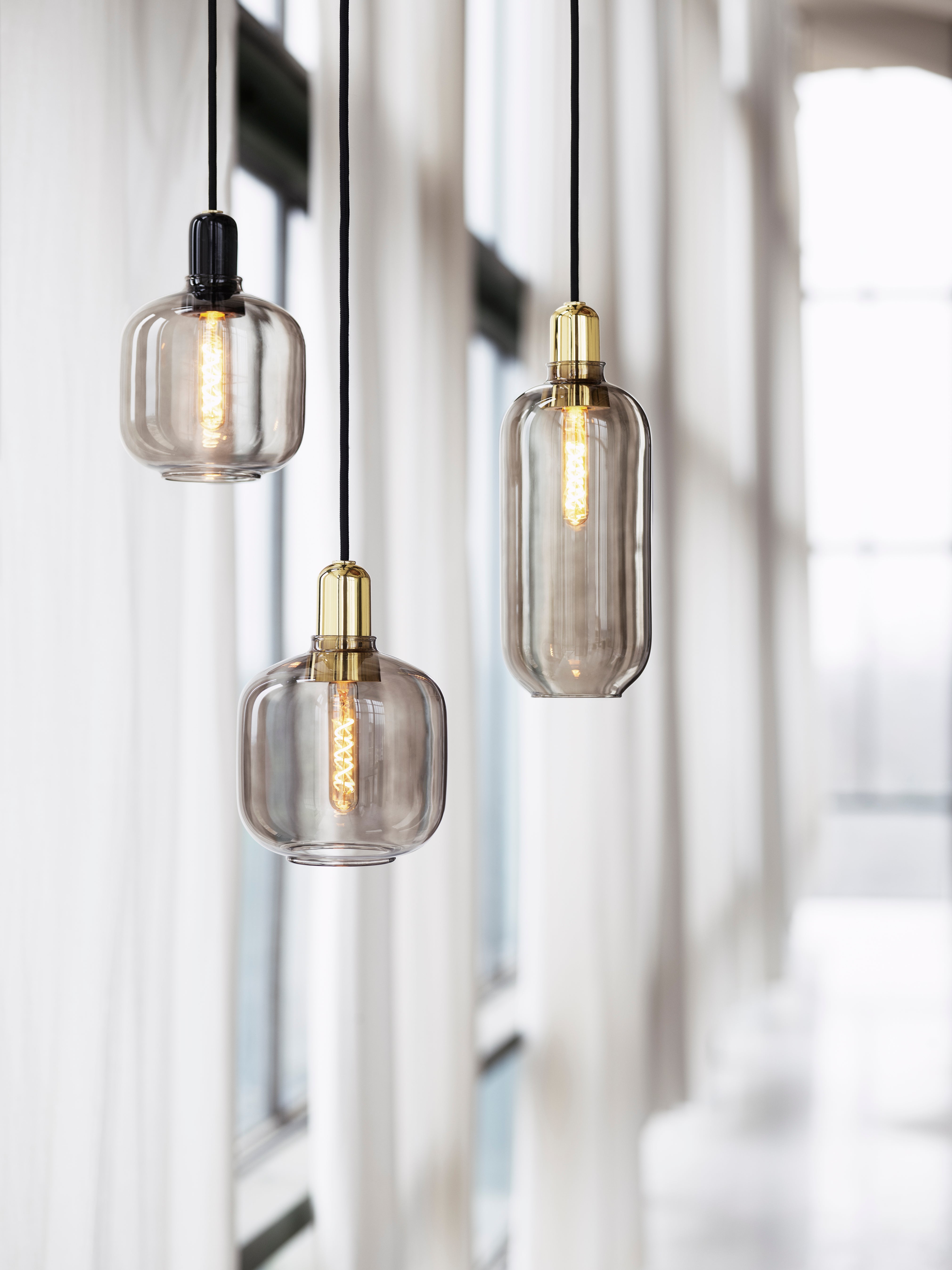 Závesná lampa AMP LARGE dymové sklo so zlatým povrchom