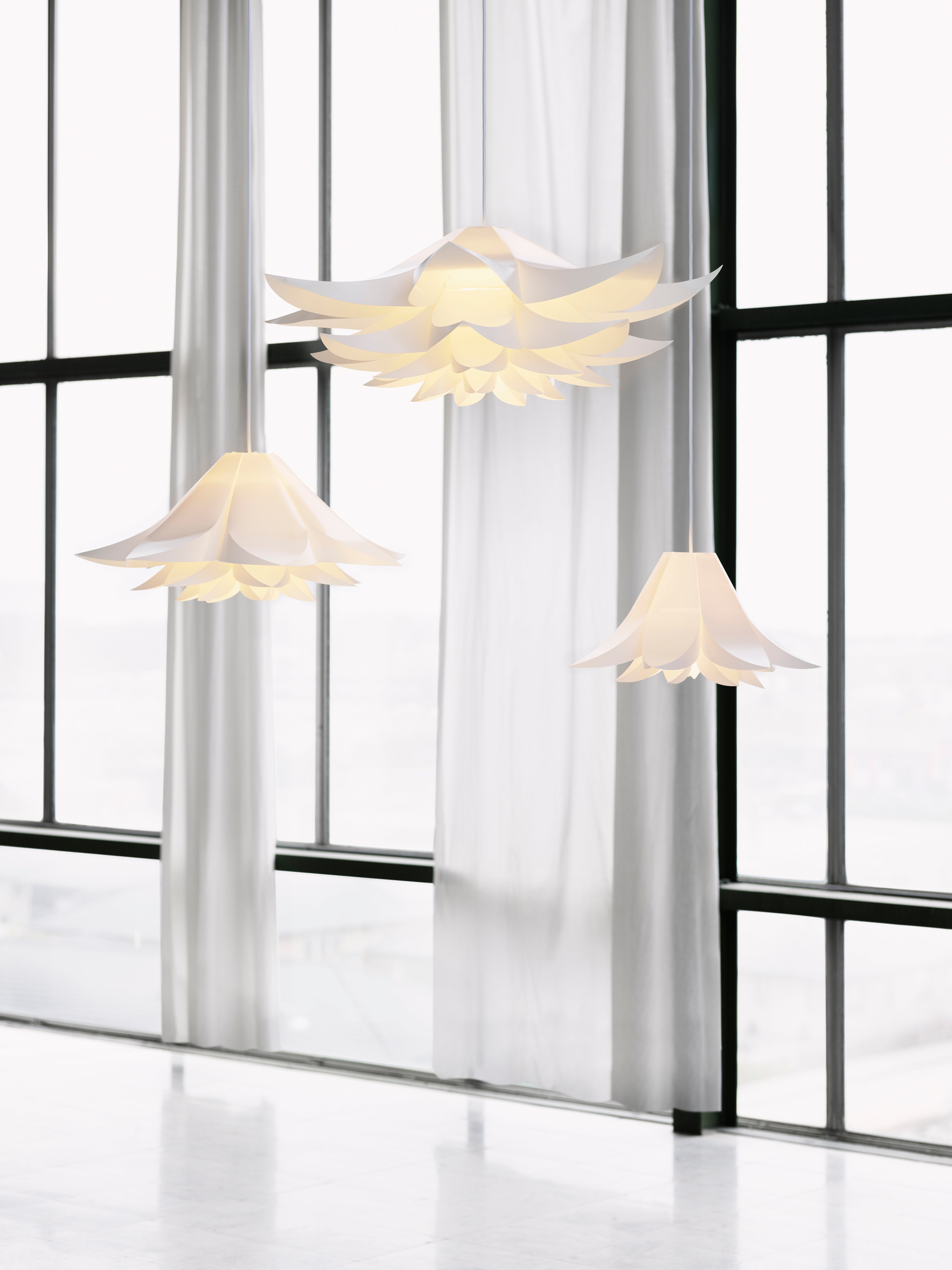 Biely závesný lampáš NORM 06