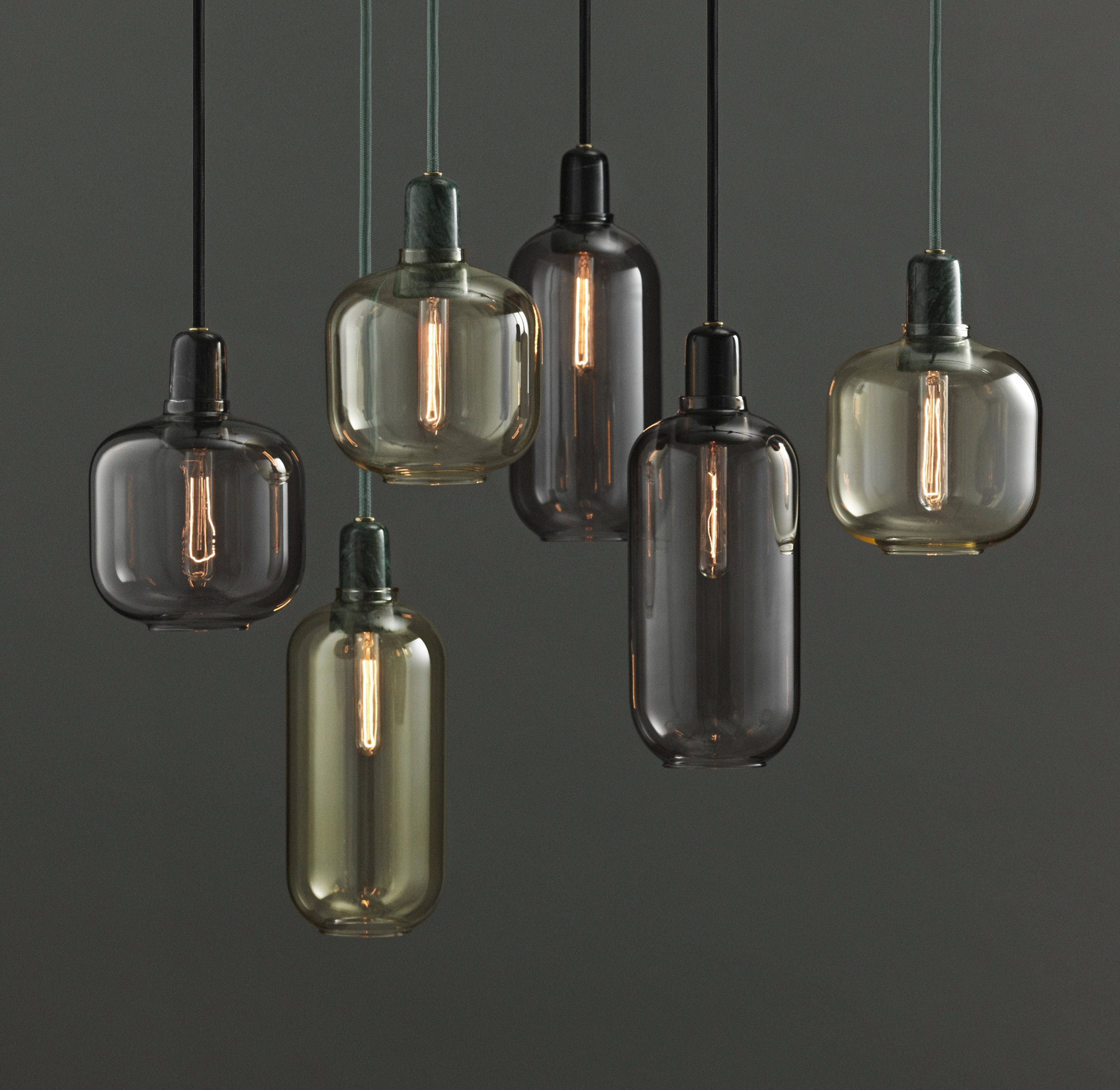 Závesná lampa AMP LARGE dymové sklo s čiernym mramorom