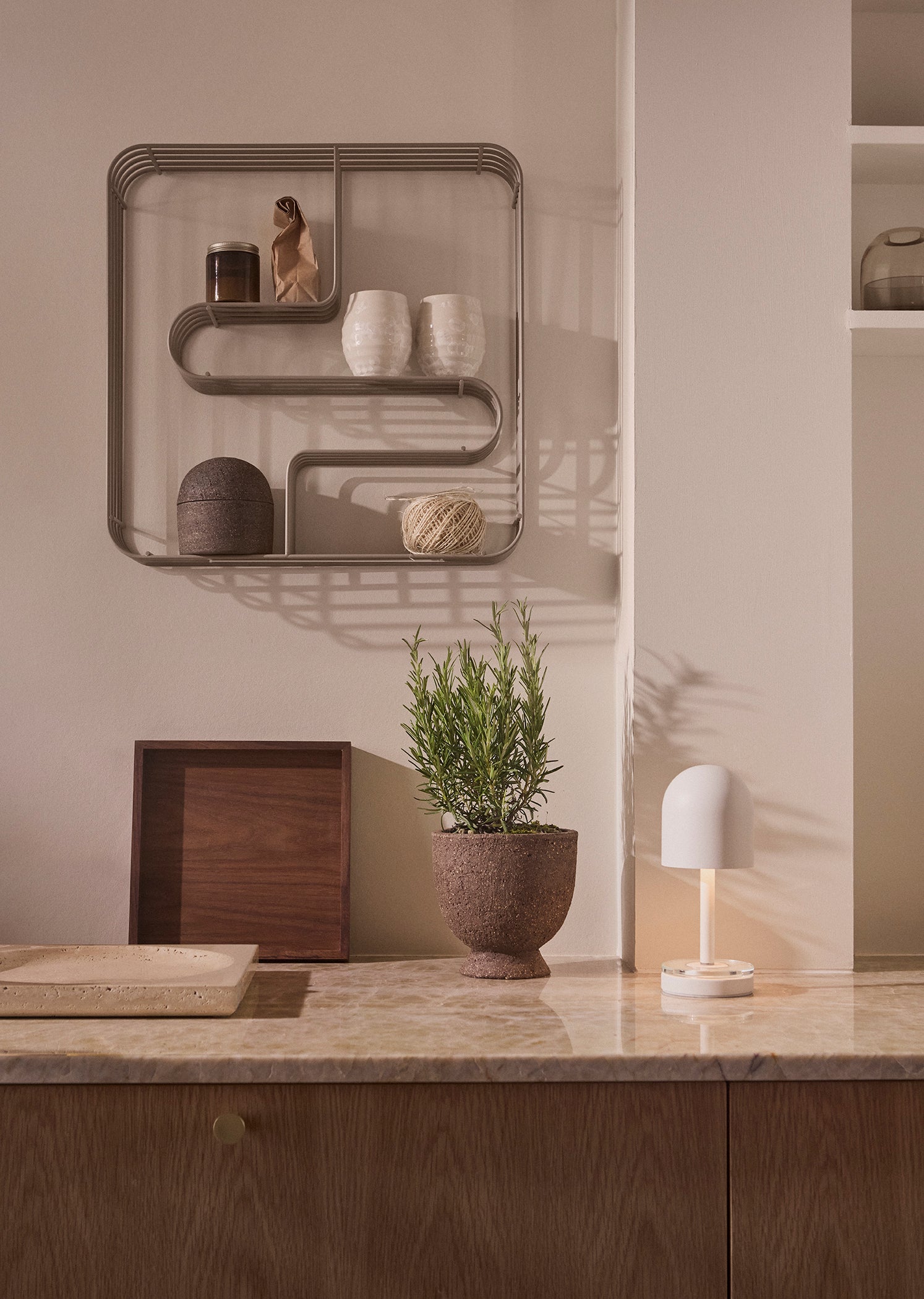 Nástenný regál CURVA taupe