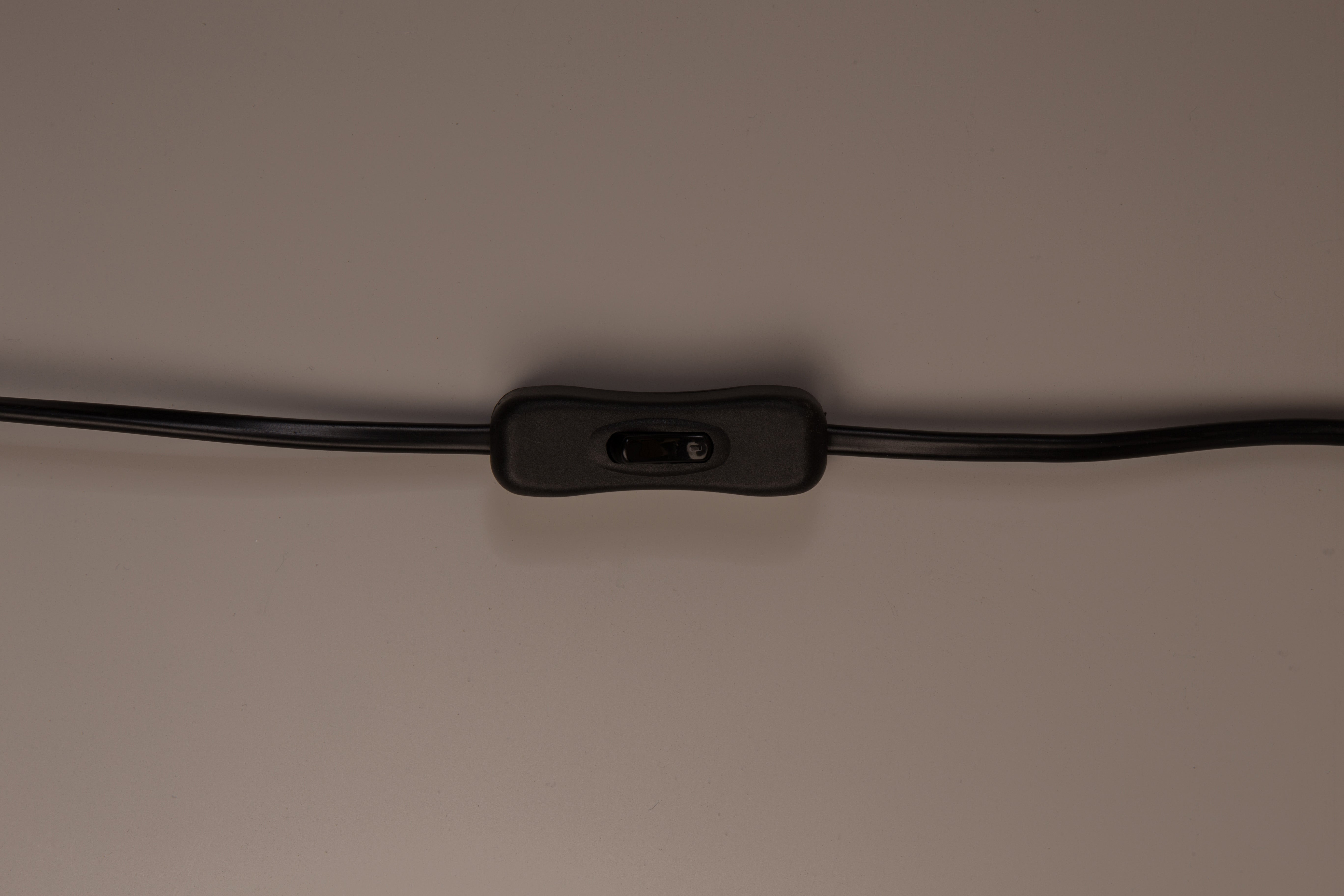 Stolná lampa WOODLAND z jaseňového dyhy s čiernym podstavcom