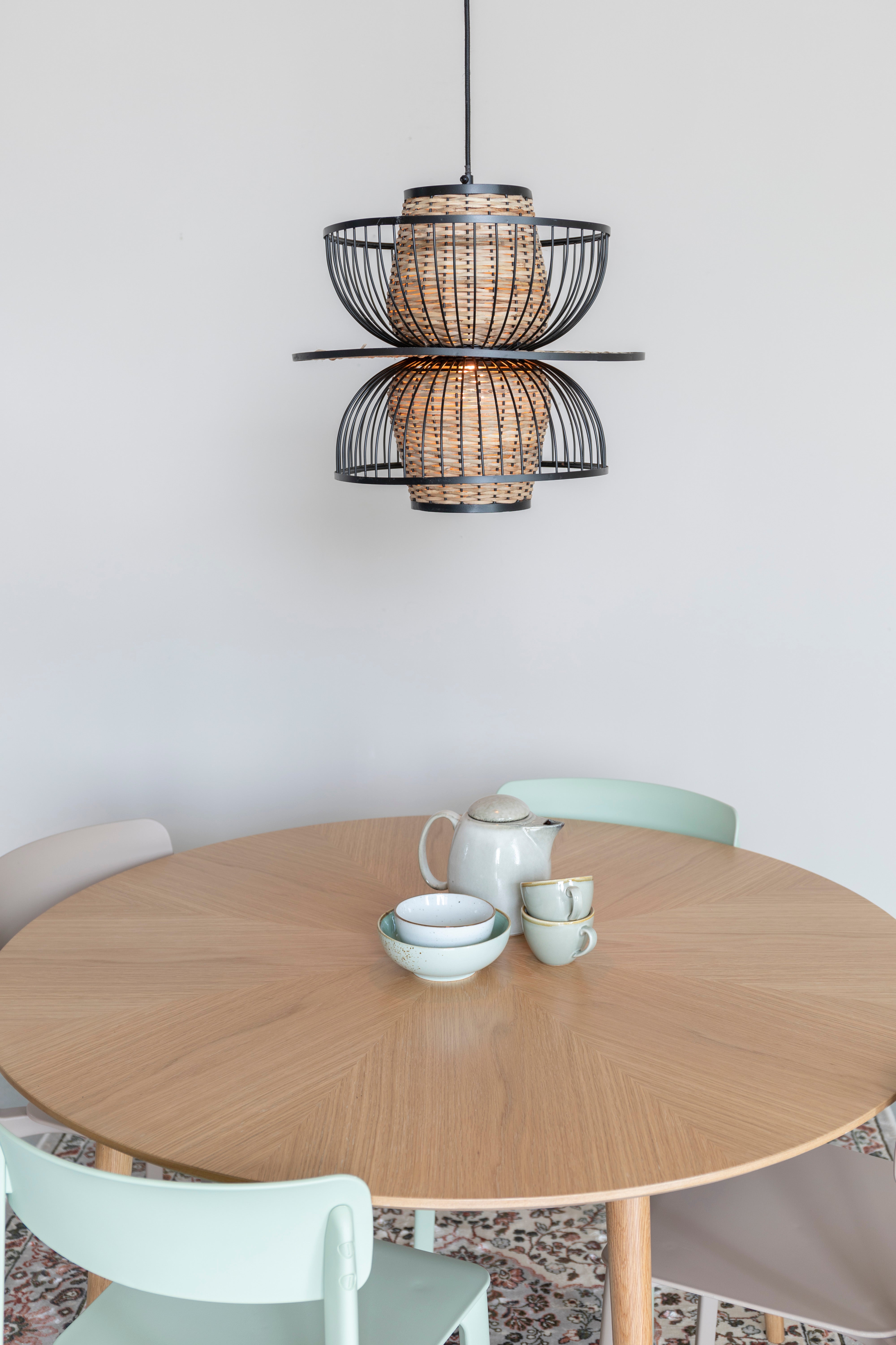 Závesná lampa CARMEN čierna s prírodným povrchom