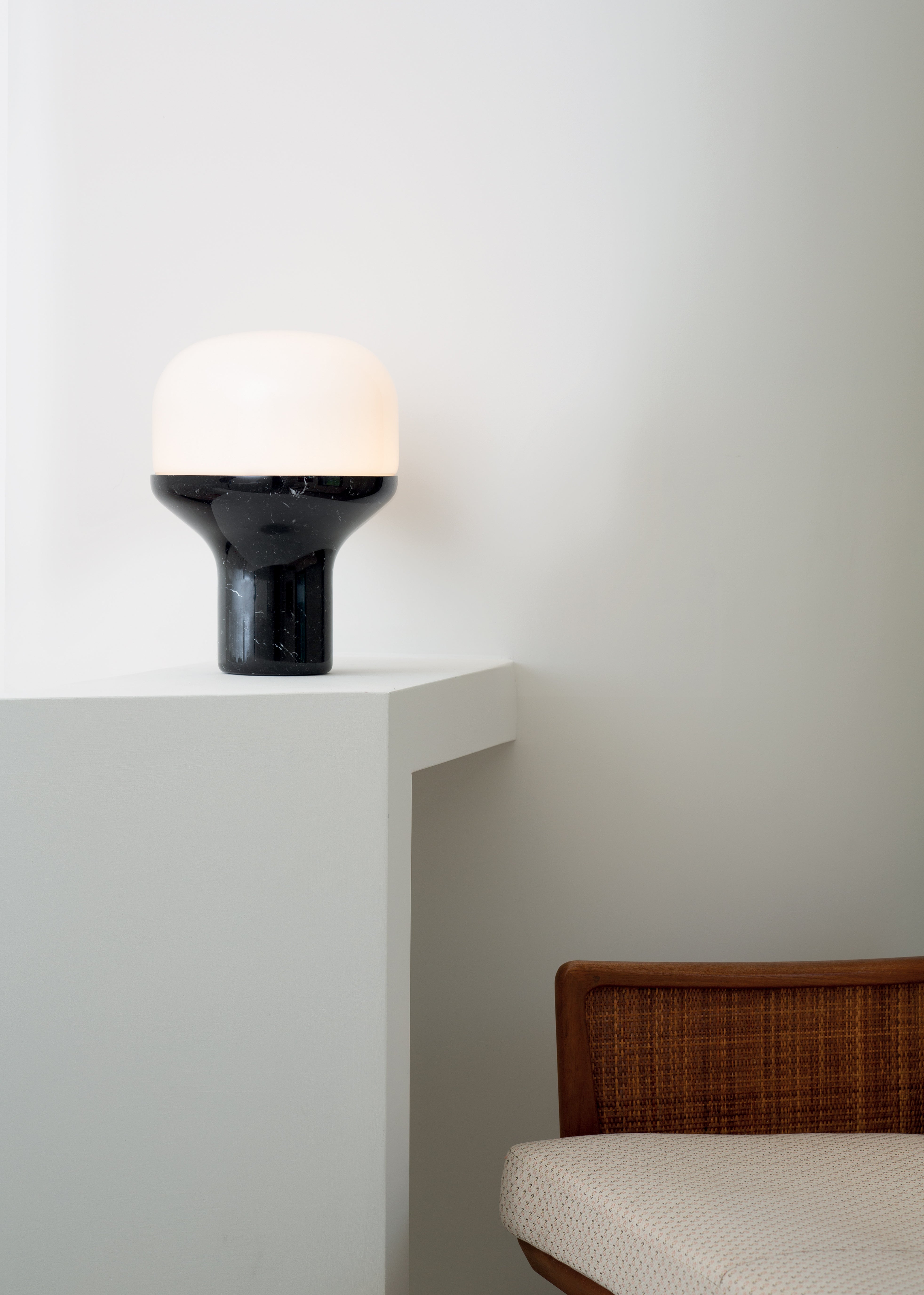 Stolná lampa DELUX s opálovým sklom a čiernym podstavcom