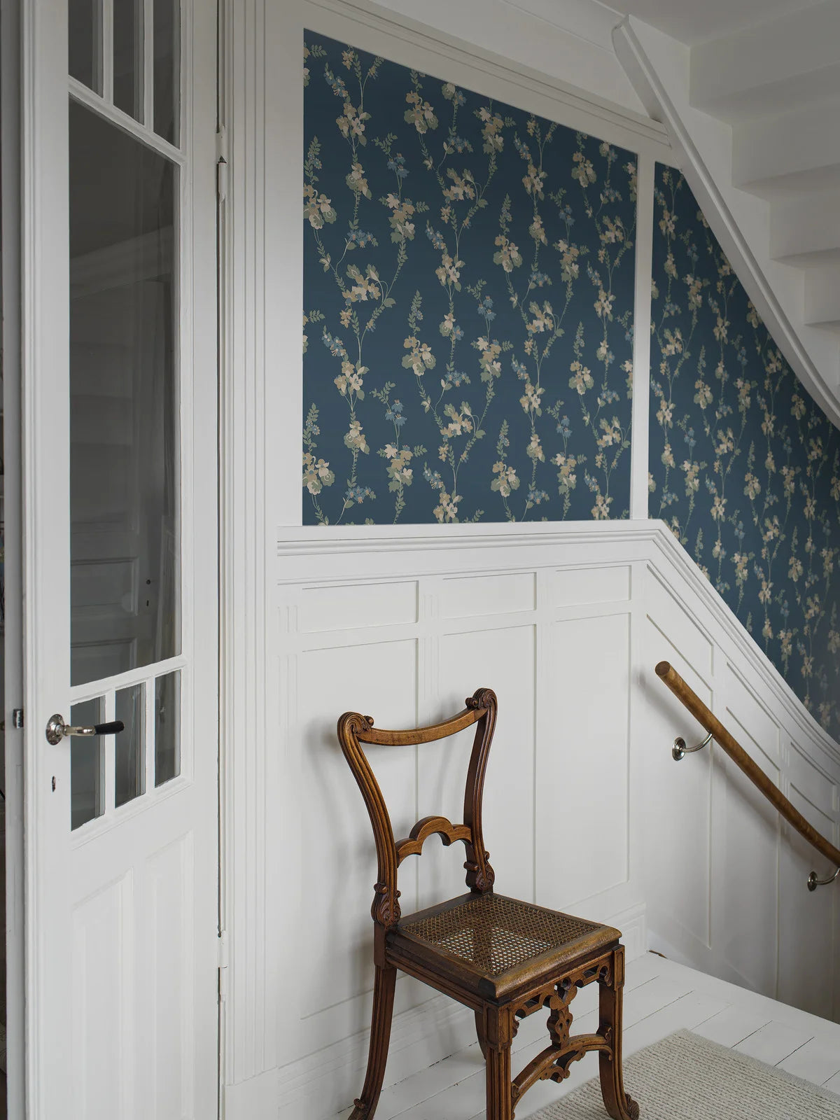 VERA Floral Pattern Wallpaper in Navy Blue and Green