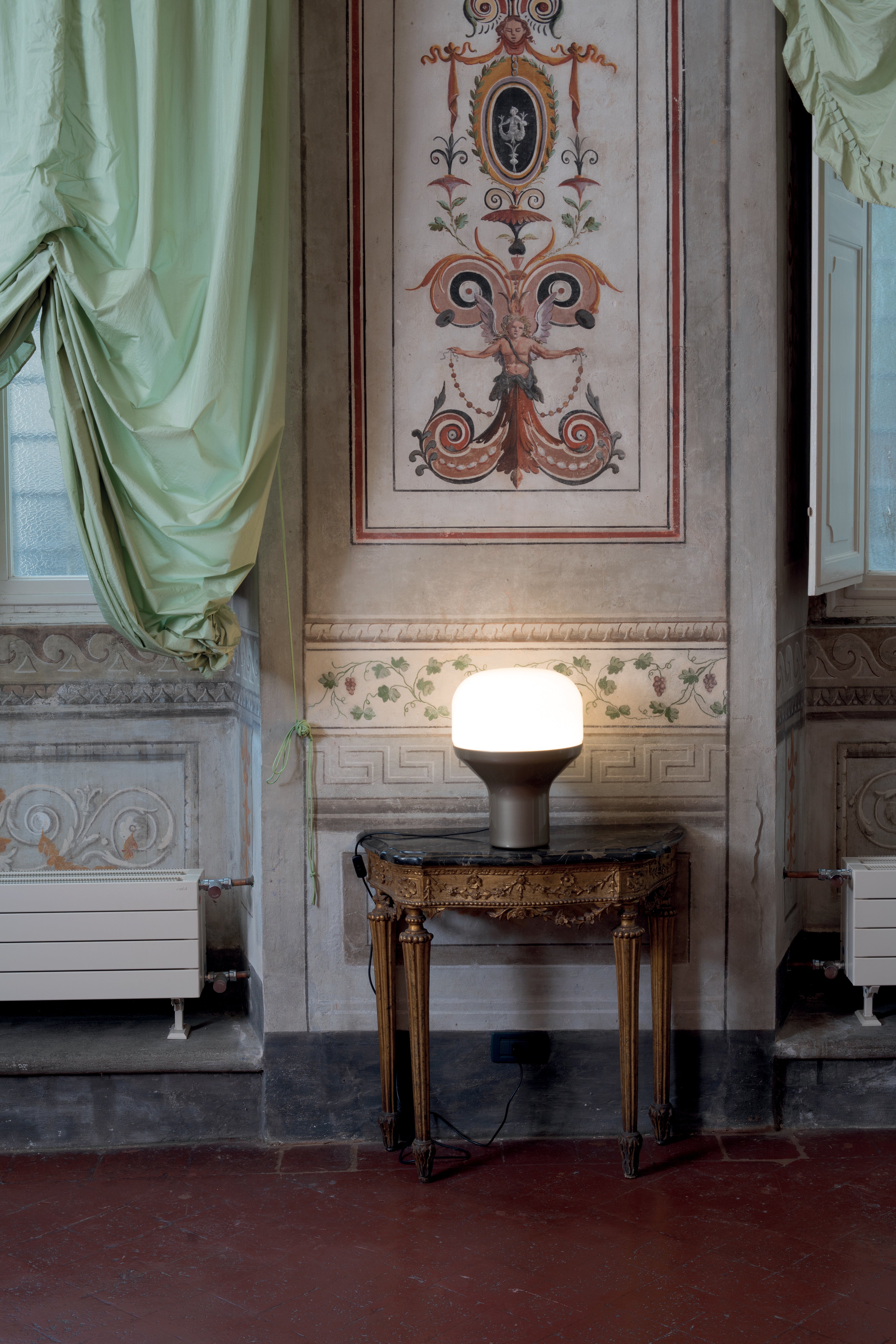 Stolná lampa DELUX s opálovým sklom a čiernym podstavcom