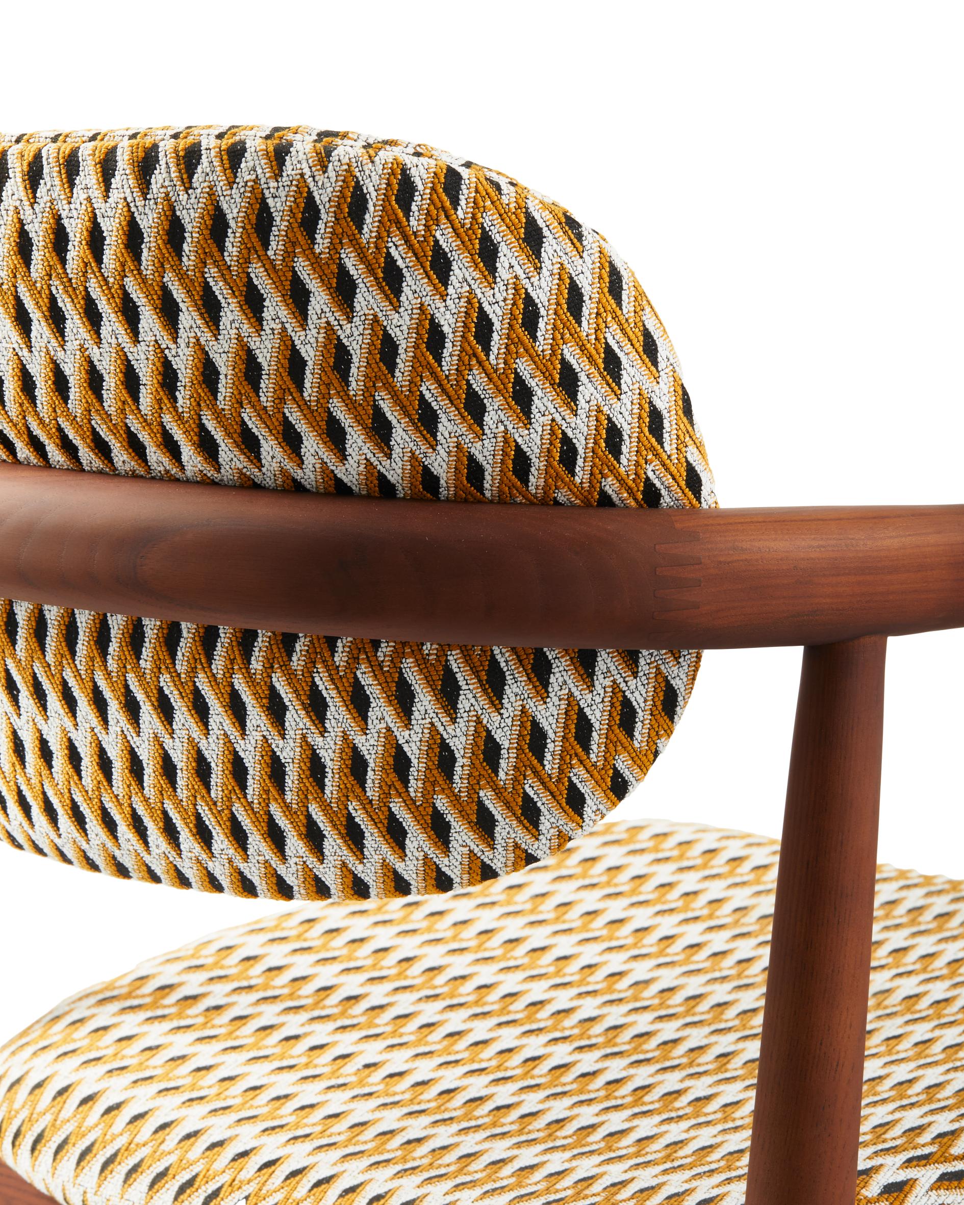 Kreslo s podrúčkami HENRY oriešková v geometrickom vzore s drevenou základňou