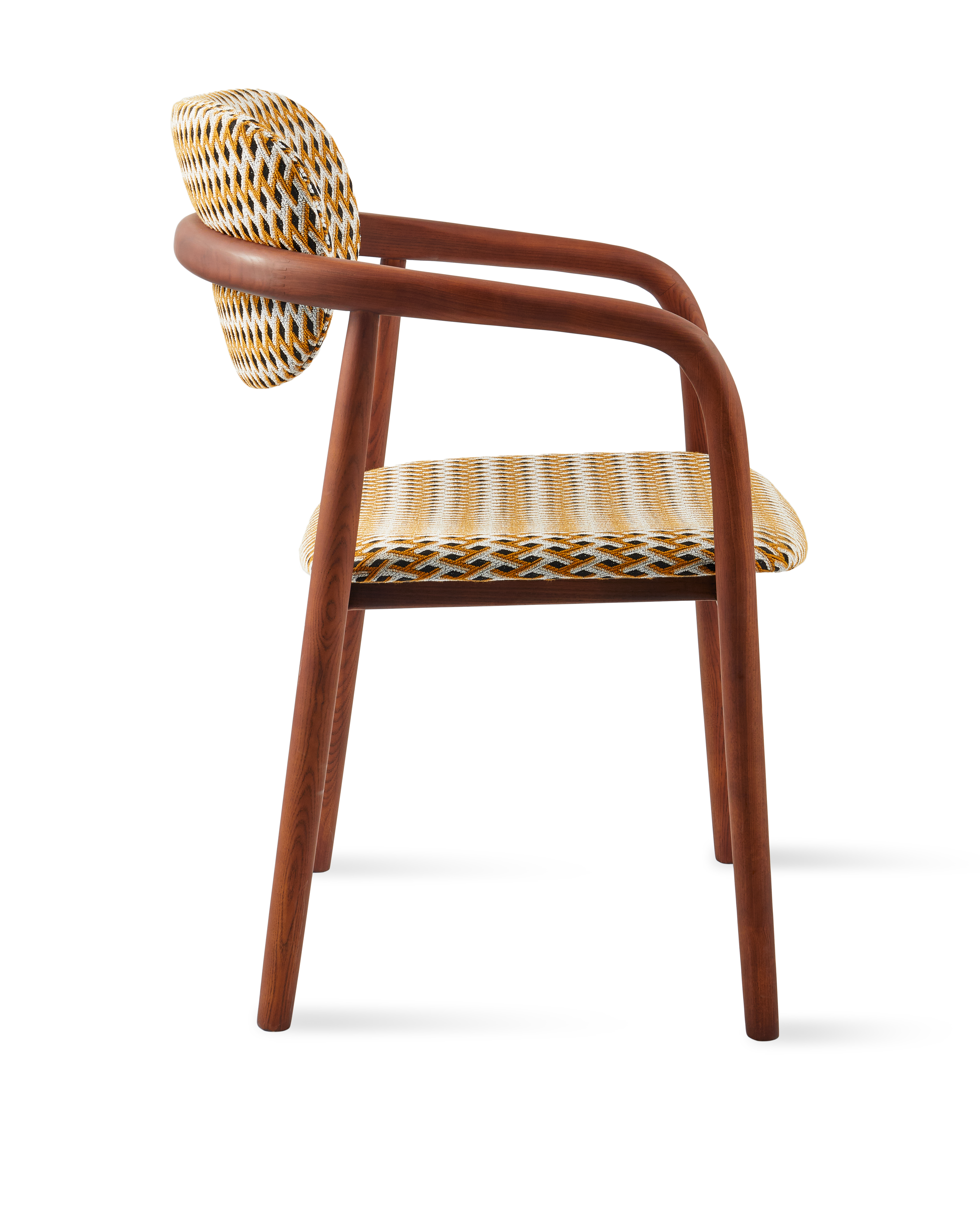 Kreslo s podrúčkami HENRY oriešková v geometrickom vzore s drevenou základňou