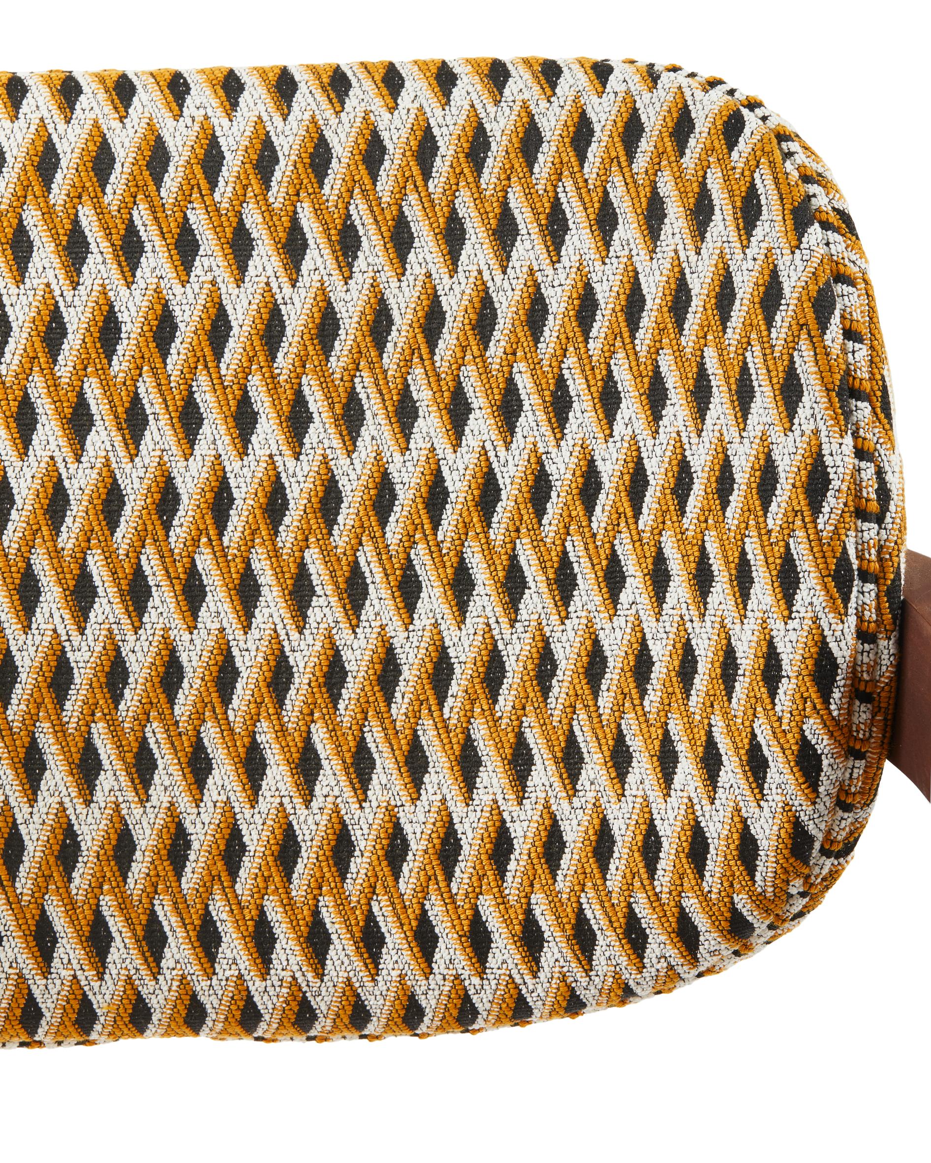 Kreslo s podrúčkami HENRY oriešková v geometrickom vzore s drevenou základňou