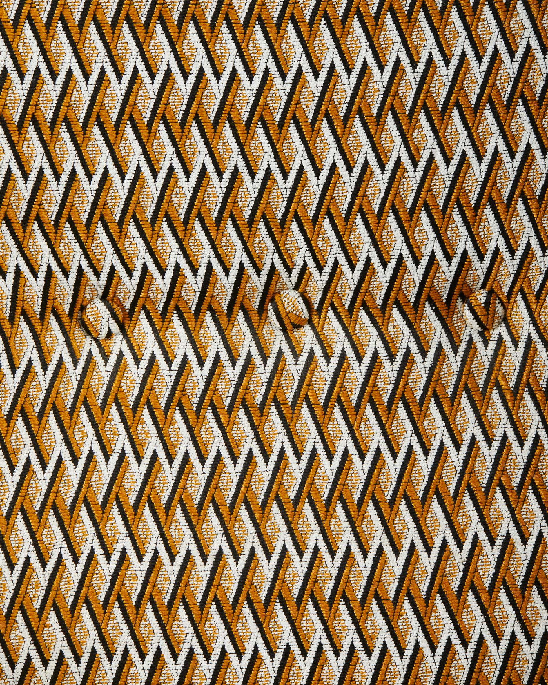 Fotel PEGGY orieškový s geometrickými vzormi a drevenou základňou