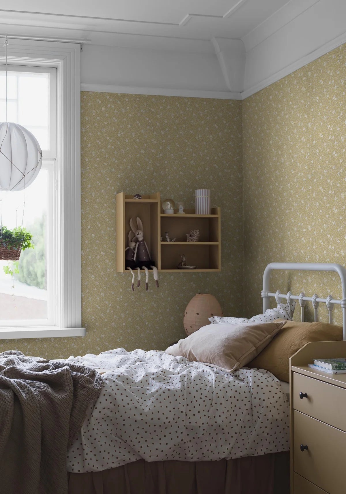 Tapeta s rastlinným motívom kvetov a listov MYRTEN žltá s bielou