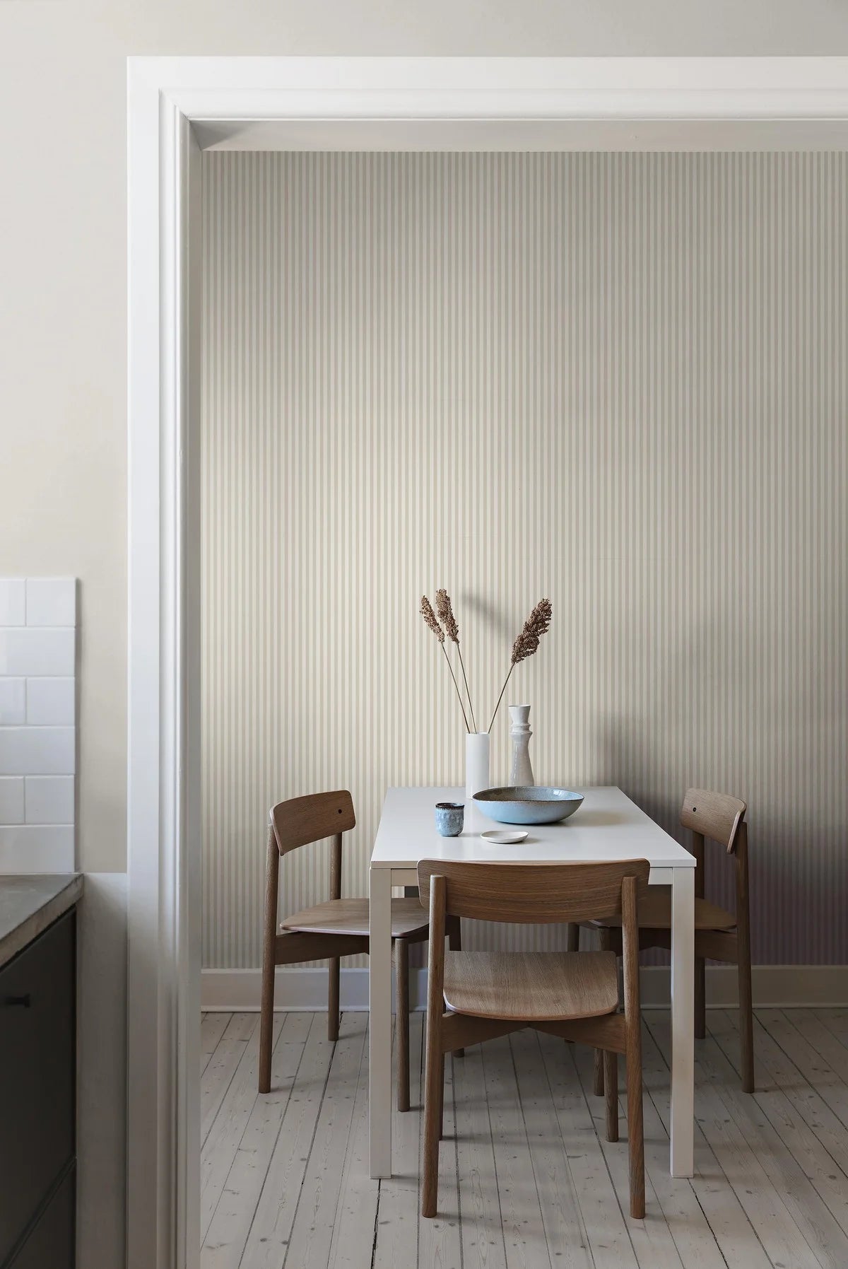 Tapeta s pruhmi MÖLLE STRIPE béžová s bielou