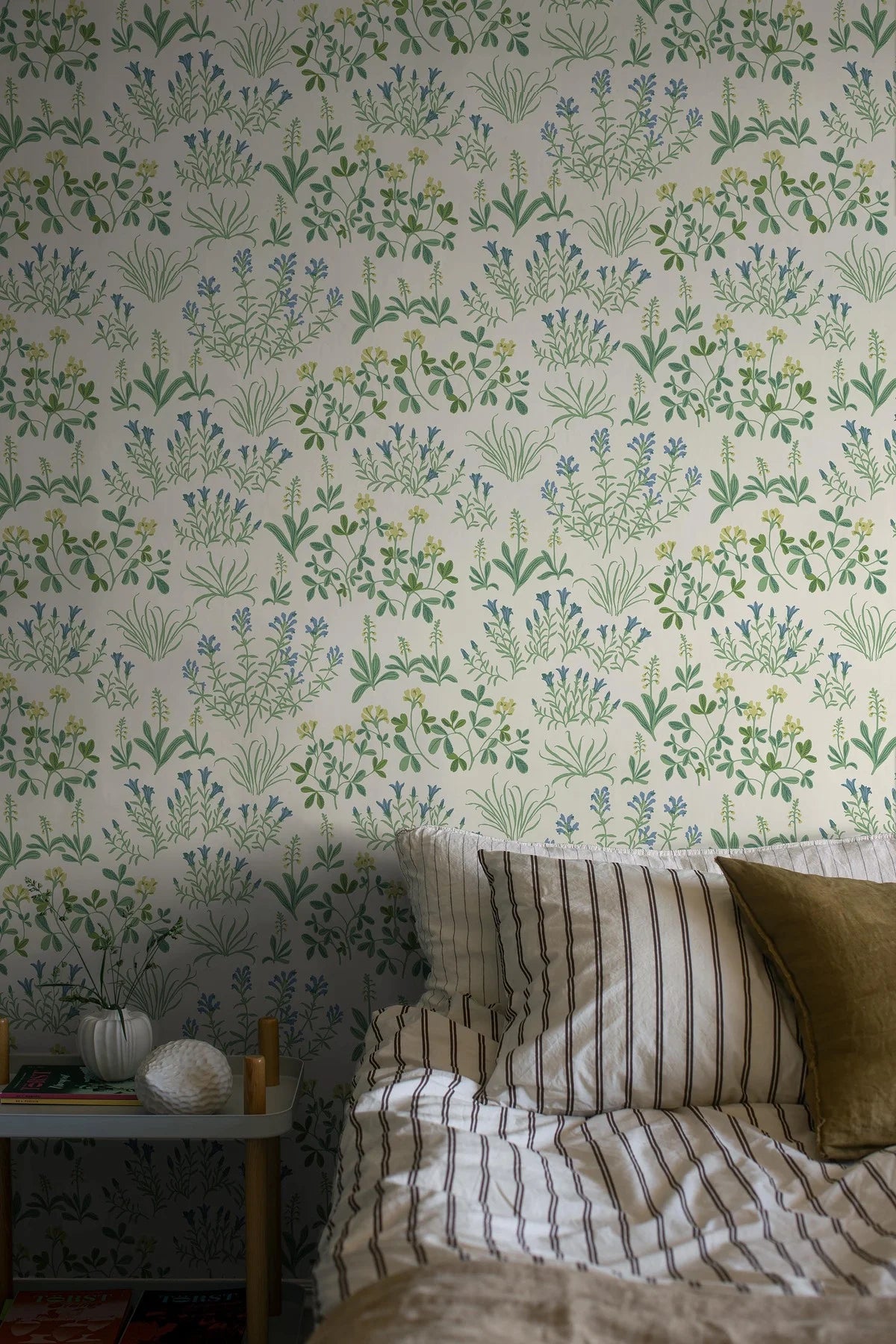 NORAS ANG white floral plant motif wallpaper with green