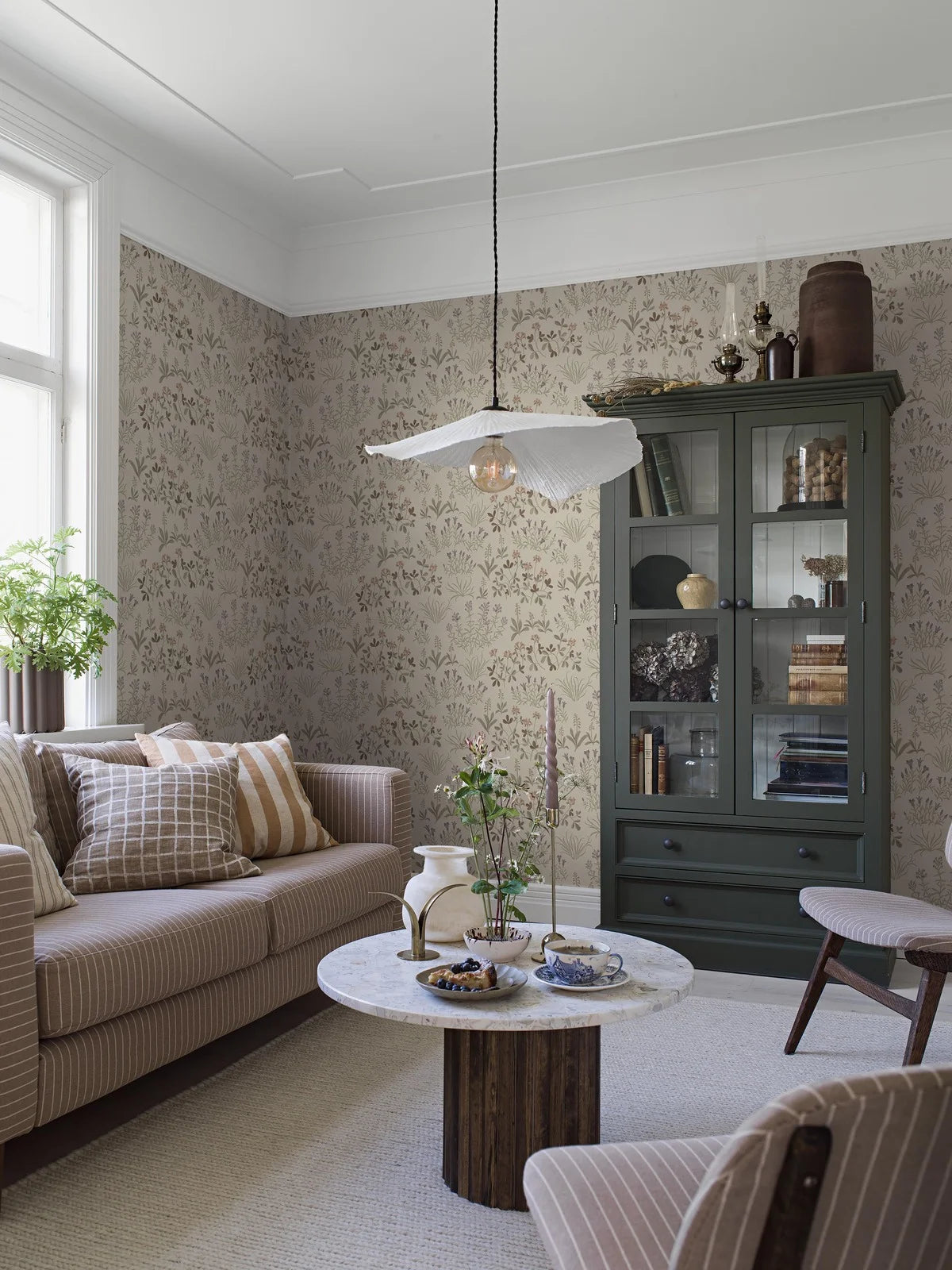 Tapeta s rastlinným motívom kvetov NORAS ANG béžová s hnedou