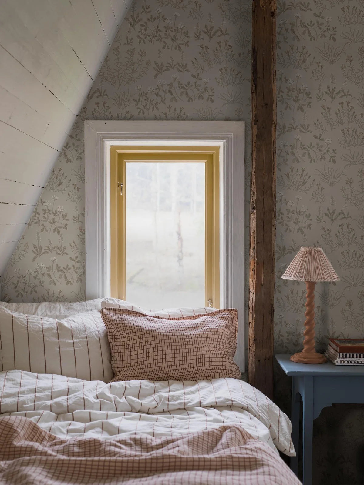 Tapeta s rastlinným motívom kvetov NORAS ANG piesková s hnedou