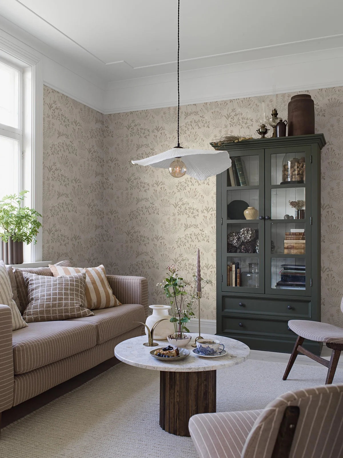 Tapeta s rastlinným motívom kvetov NORAS ANG piesková s hnedou