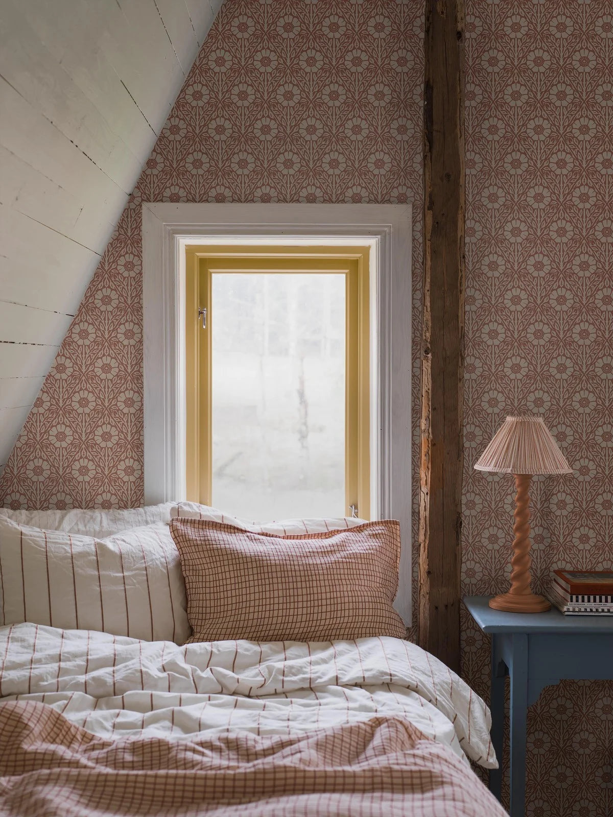 Tapeta s rastlinným motívom v kvetoch NYPONROS terakota s bielou