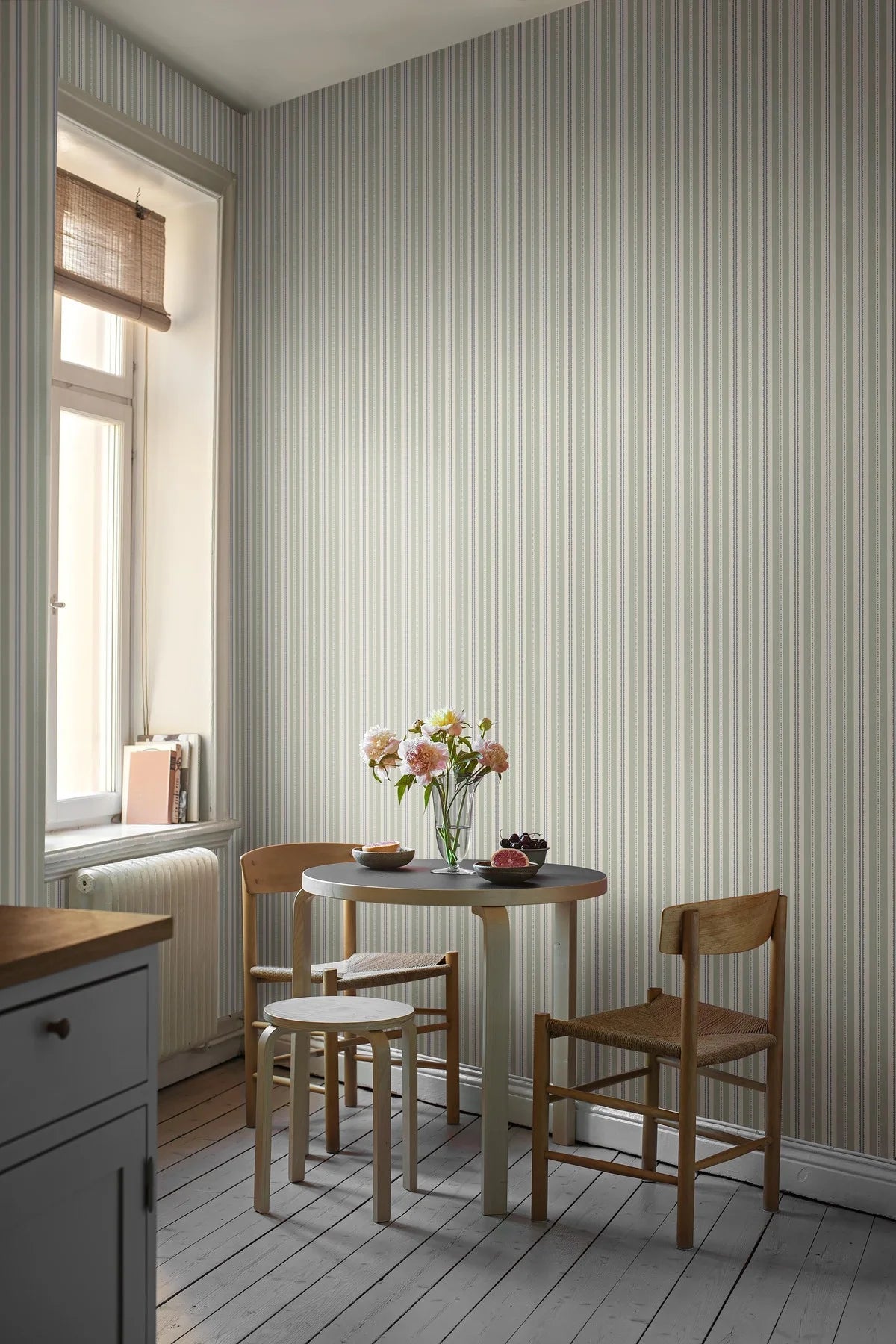 Tapeta s pruhmi HEDDA šedá s bielou