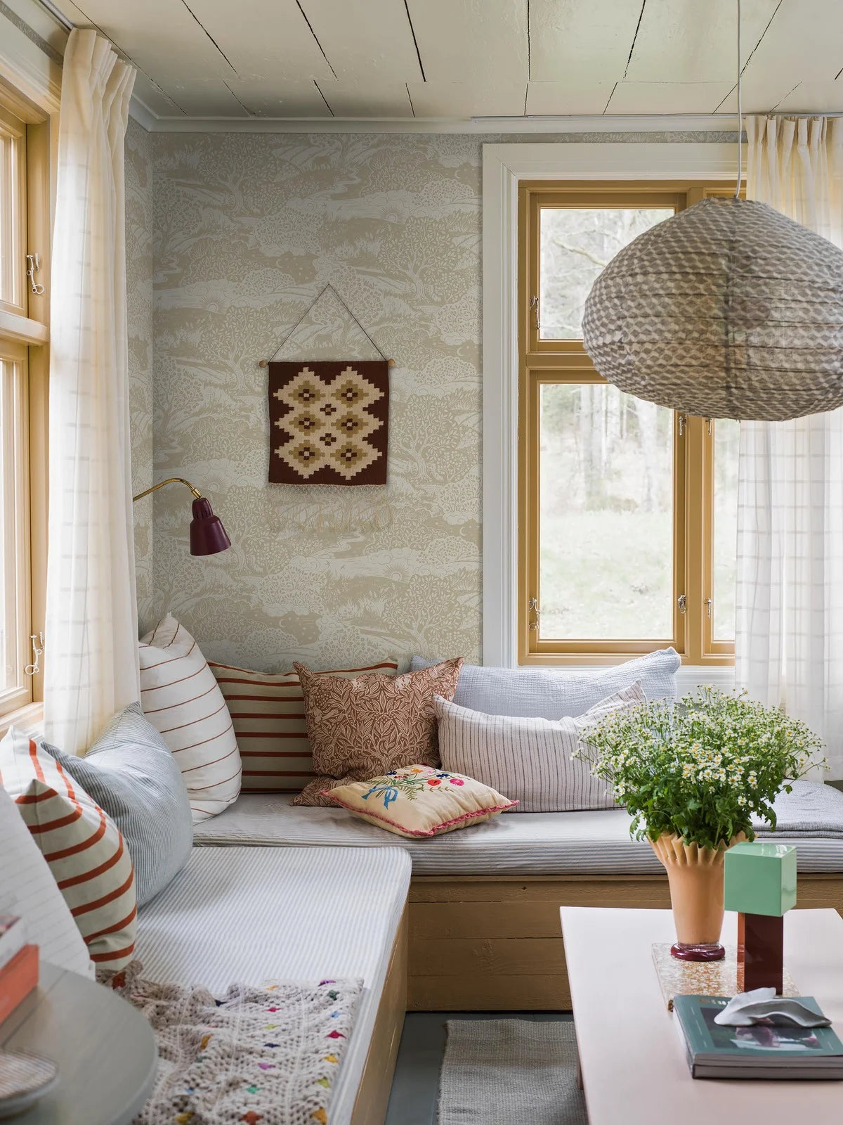 Detská tapeta s krajinou SOLANGEN béžová s bielou