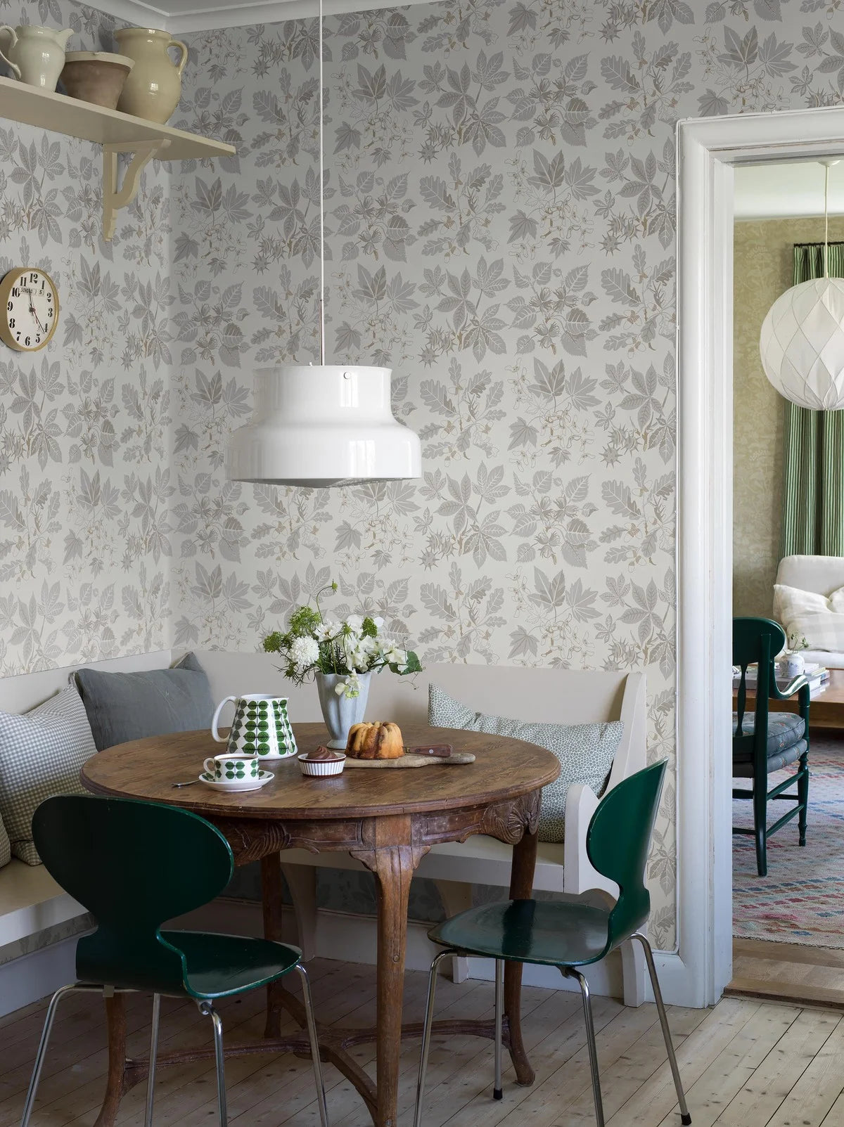 Tapeta s rastlinným motívom v listoch ARBORETUM krémová so šedou