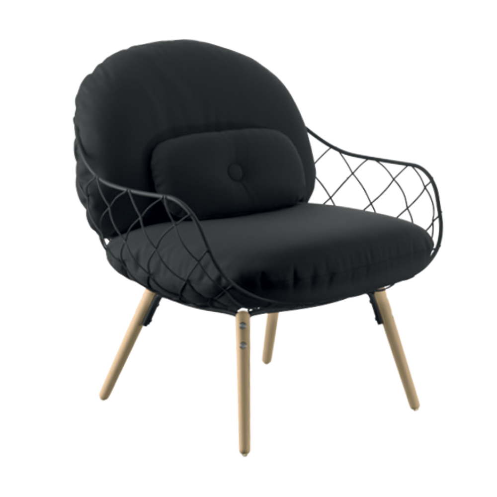 PIÑA armchair in black with an ash base