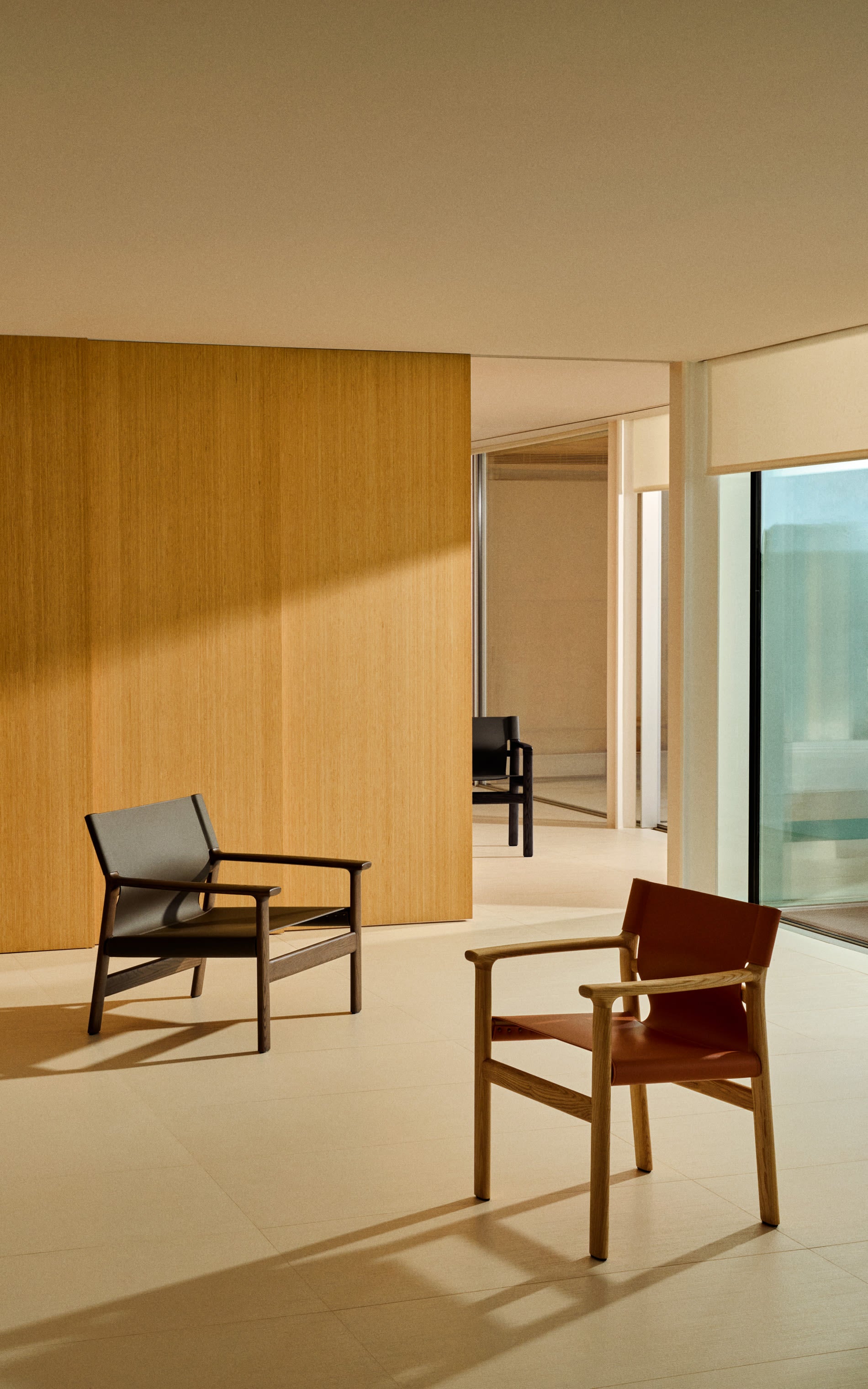 Stolička JAN svetlohnedá koža z recyklovaných materiálov s jaseňovým drevom