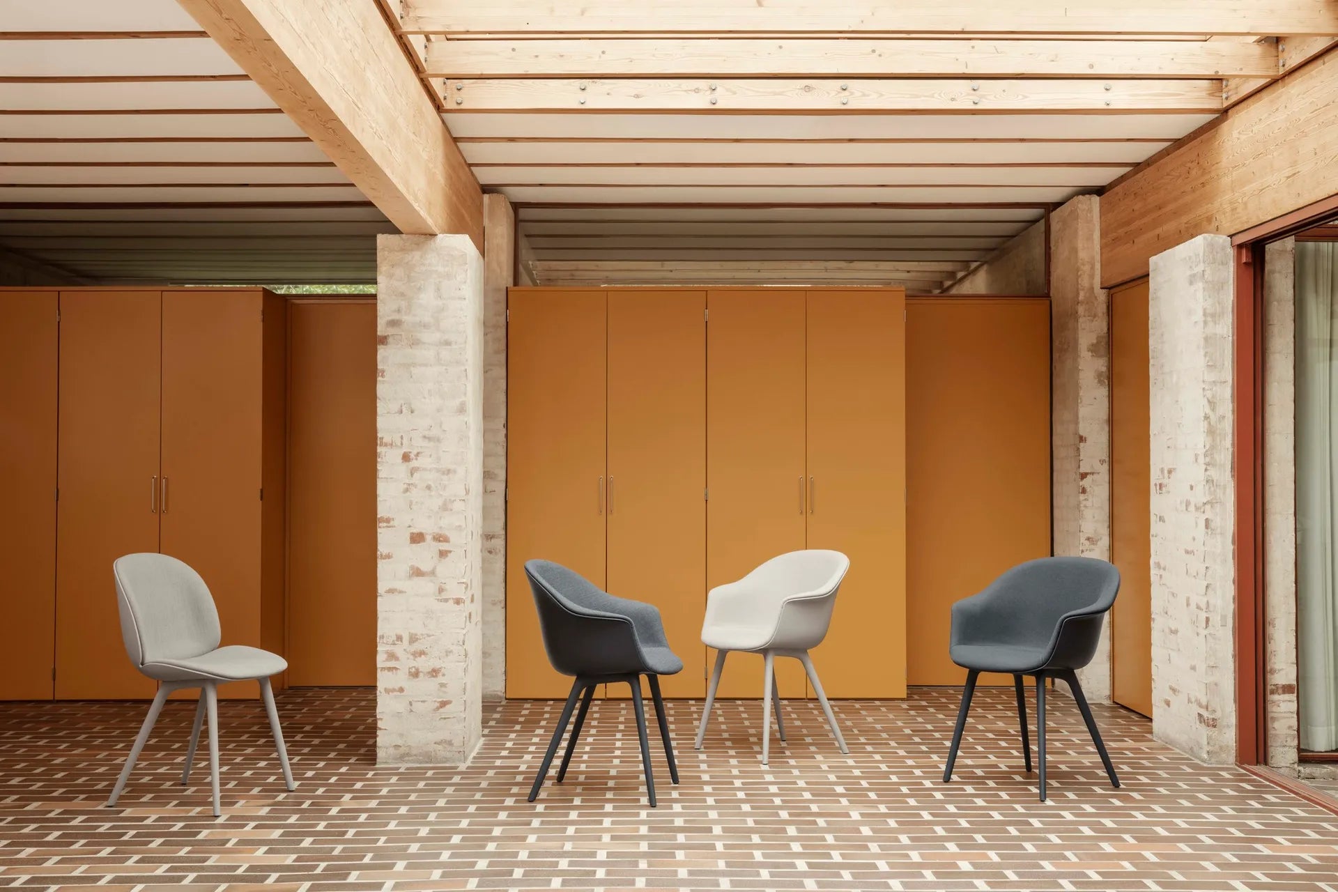 Stolička BAT šedá s čiernym podstavcom