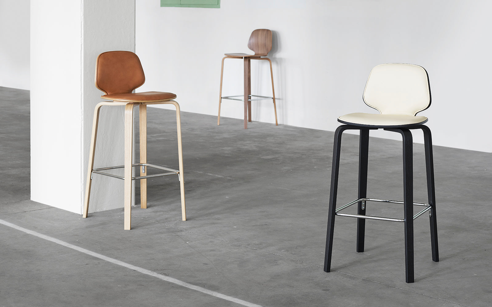 Čalúnená barová stolička MY s čiernym podstavcom