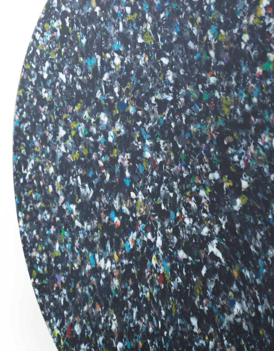 Bočný stolík BIT čierny s farebným povrchom