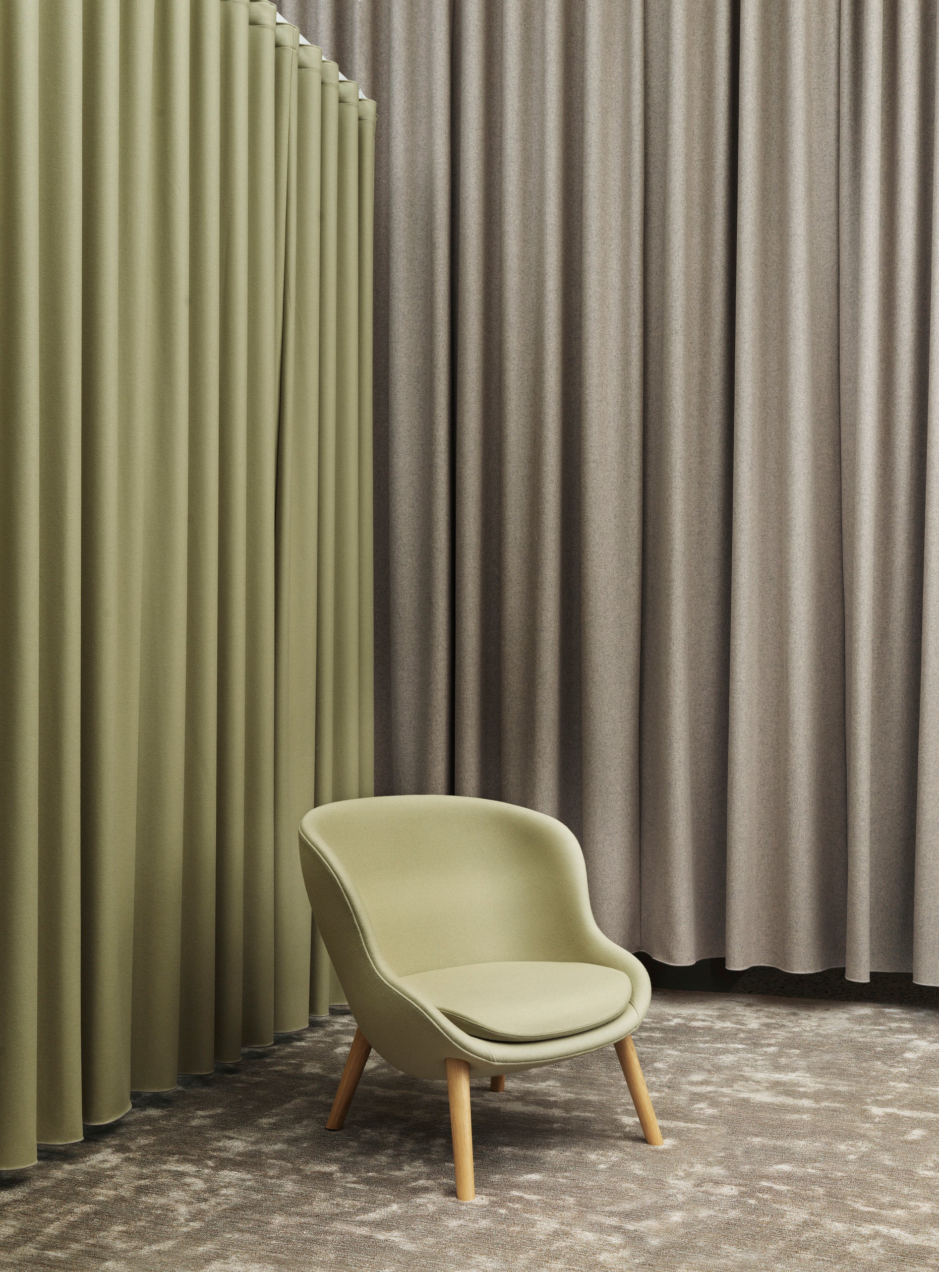 Hyg Low armchair with an oak base