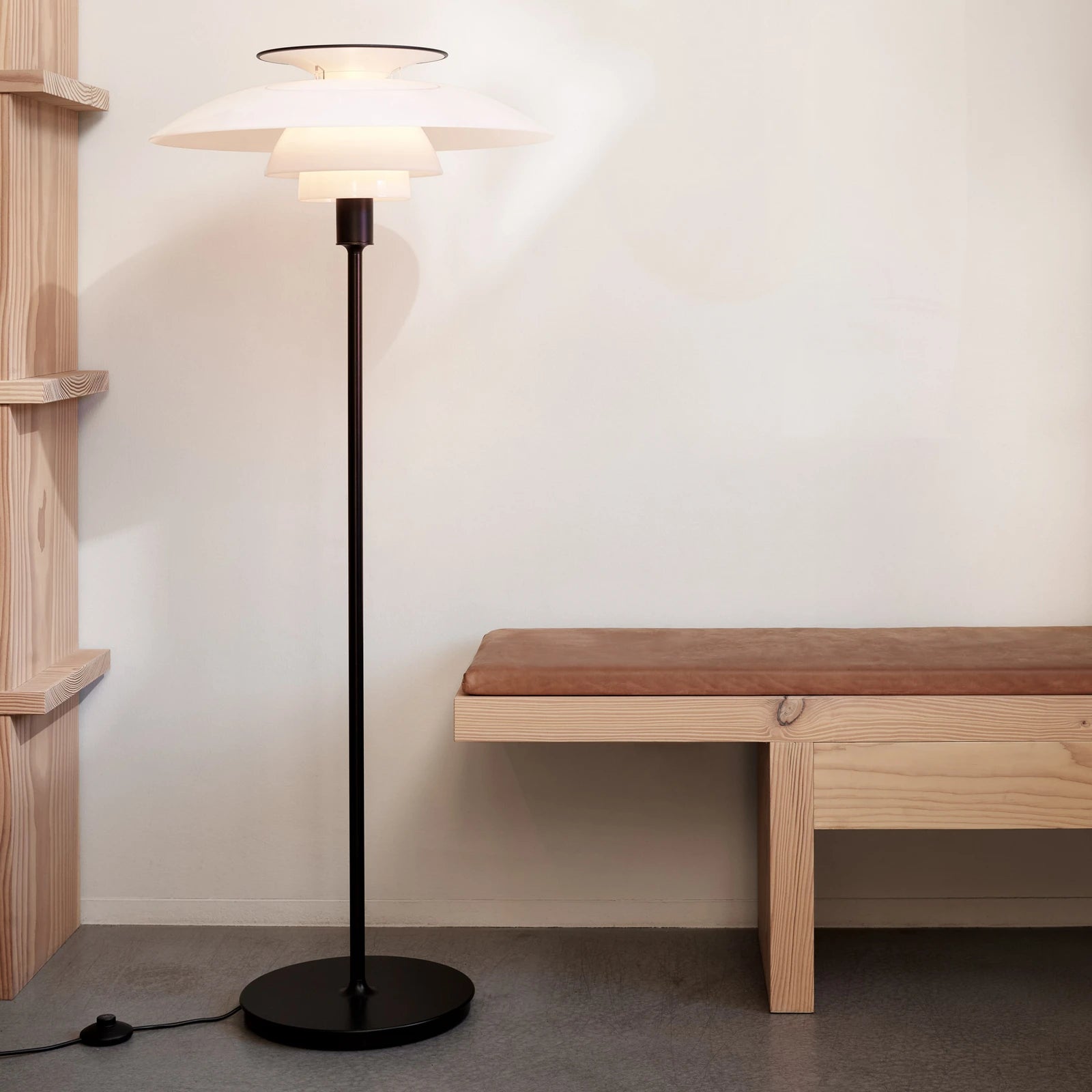 Stojaca lampa PH 80 biela s čiernym podstavcom