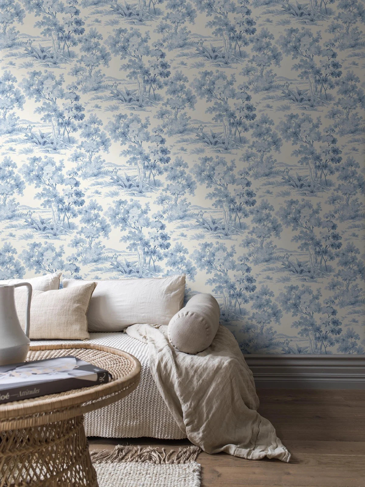 Papierová flizelínová tapeta s rastlinným vzorom VIDIEK RÁNO biela s modrou
