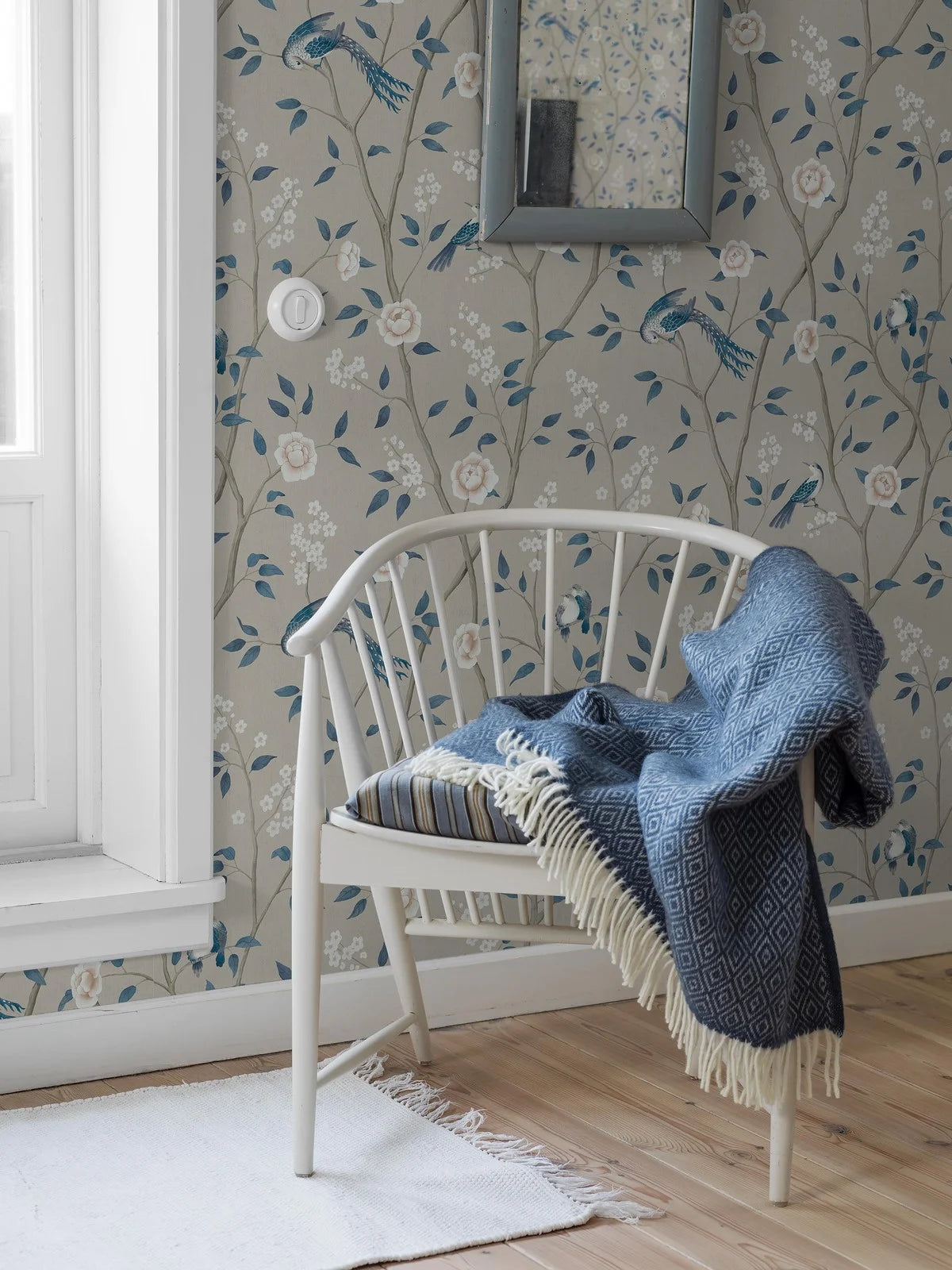 Papierová flizelínová tapeta s rastlinným vzorom PARADISE BIRDS tmavá béžová s modrou