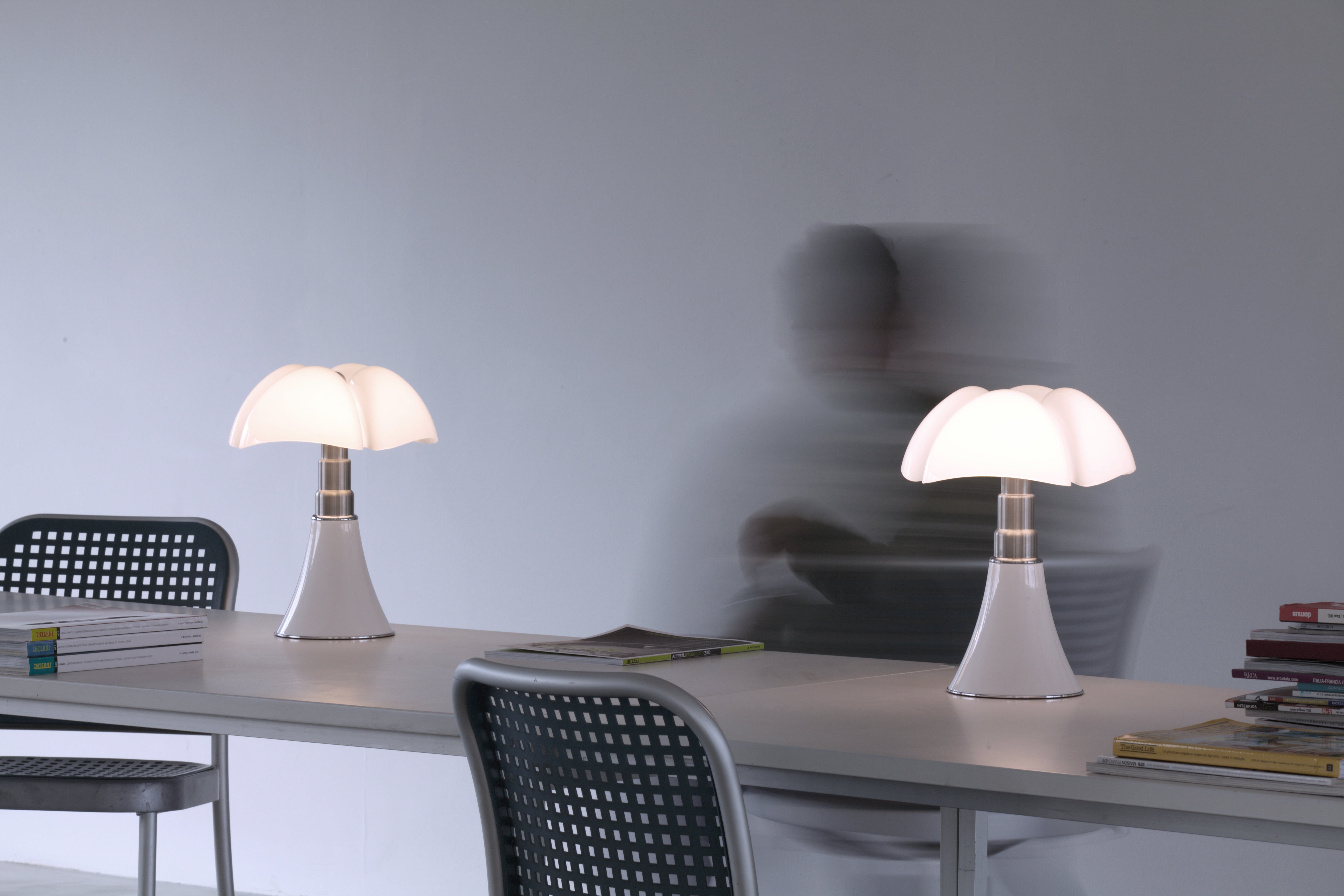 Stolná lampa MINIPIPISTRELLO s opálovým tienidlo a bielym podstavcom