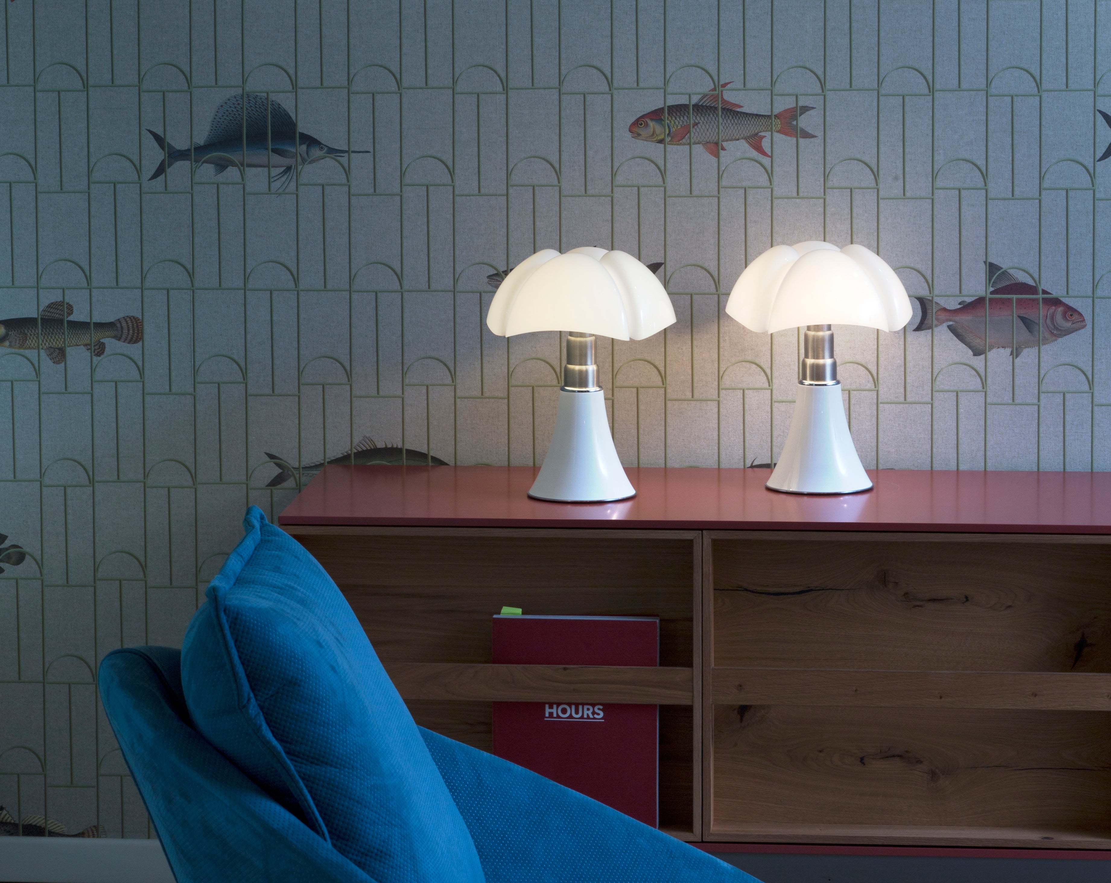 Stolná lampa MINIPIPISTRELLO s opálovým tienidlo a bielym podstavcom