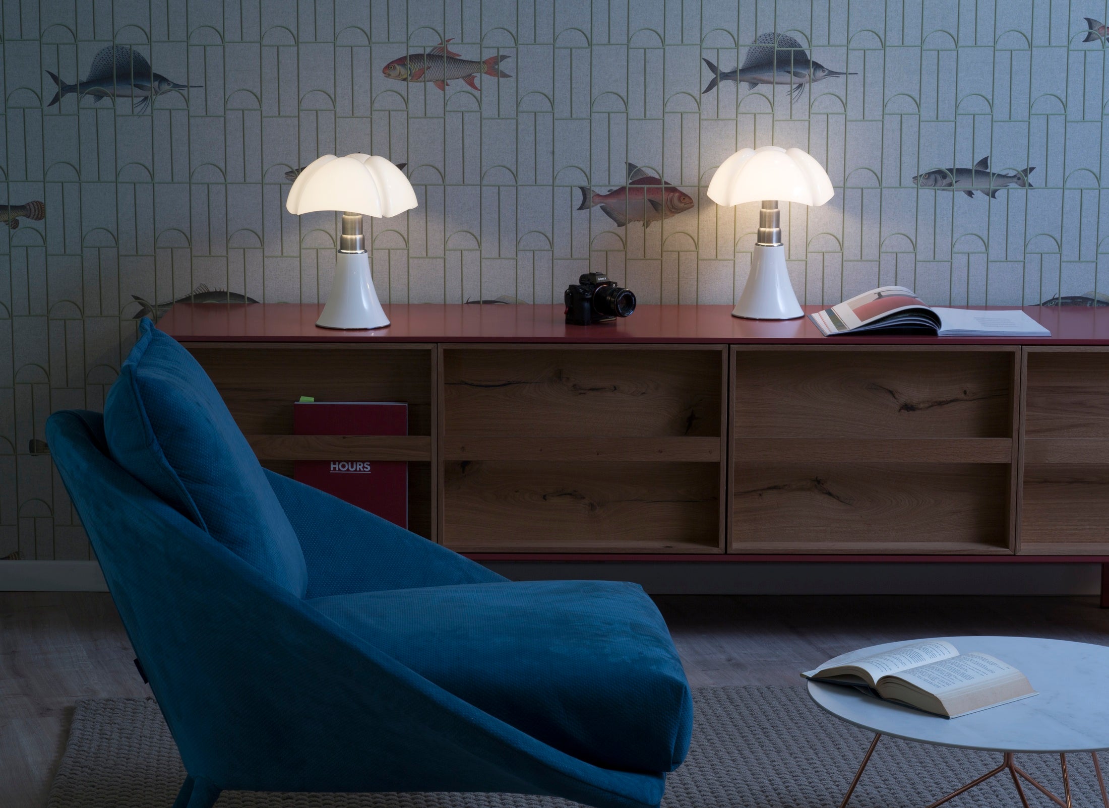 Stolná lampa MINIPIPISTRELLO s opálovým tienidlo a bielym podstavcom