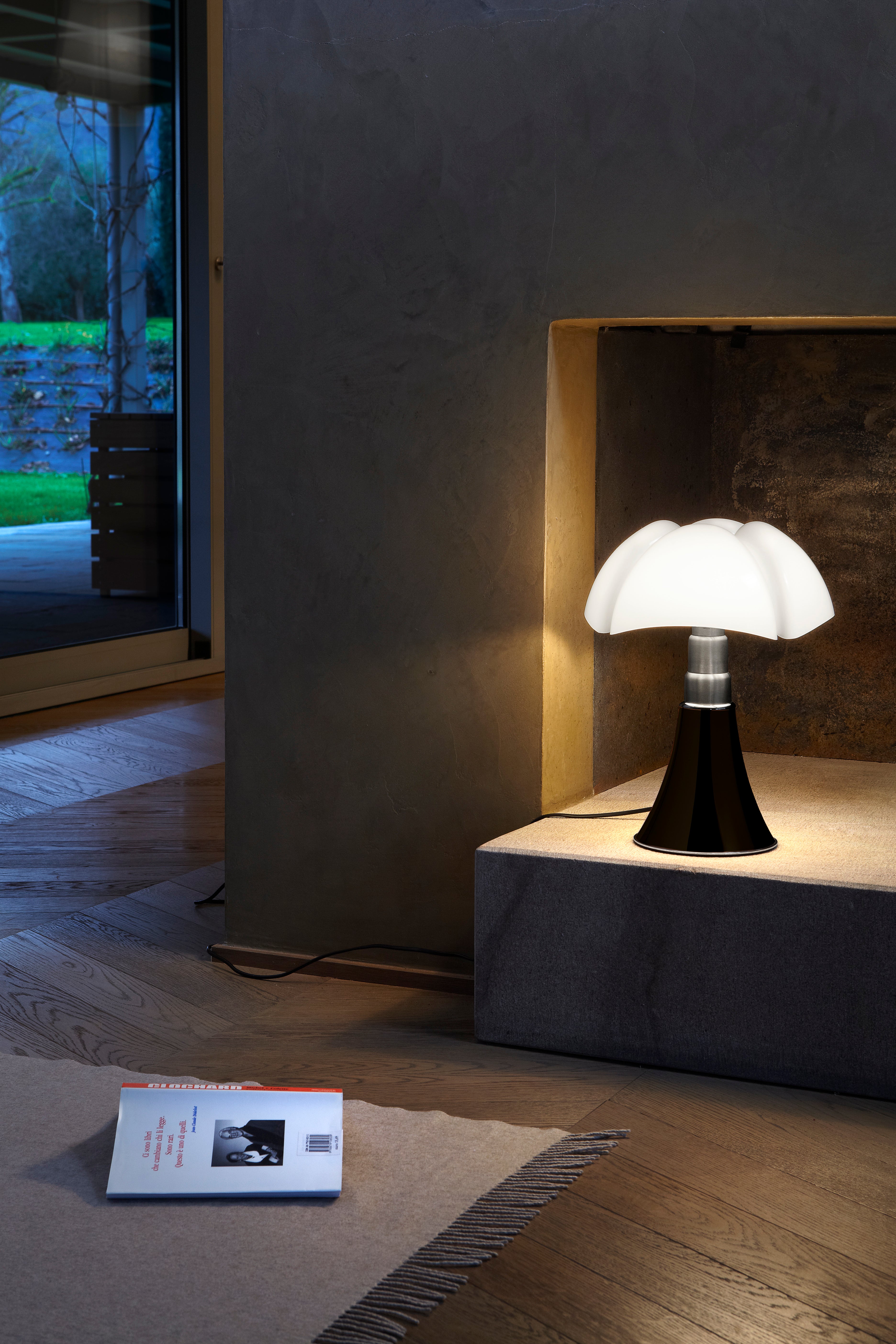 Stolná lampa MINIPIPISTRELLO s opálovým tienidlo a matným hnedým podstavcom